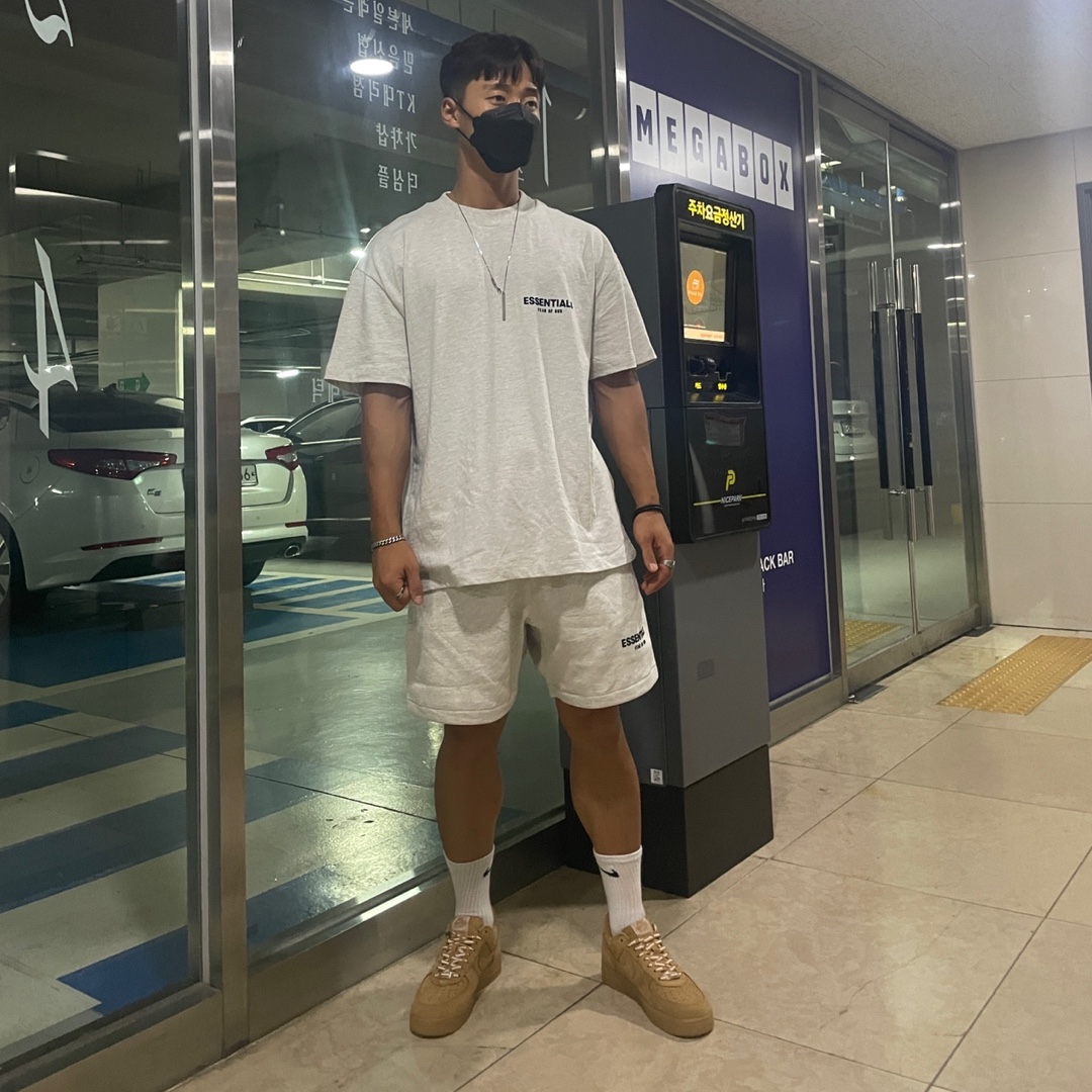 Essentials The Core Collection Sweatshorts Light Oatmeal, Essentials The Core Collection T-Shirt Light Oatmeal 착용 스타일