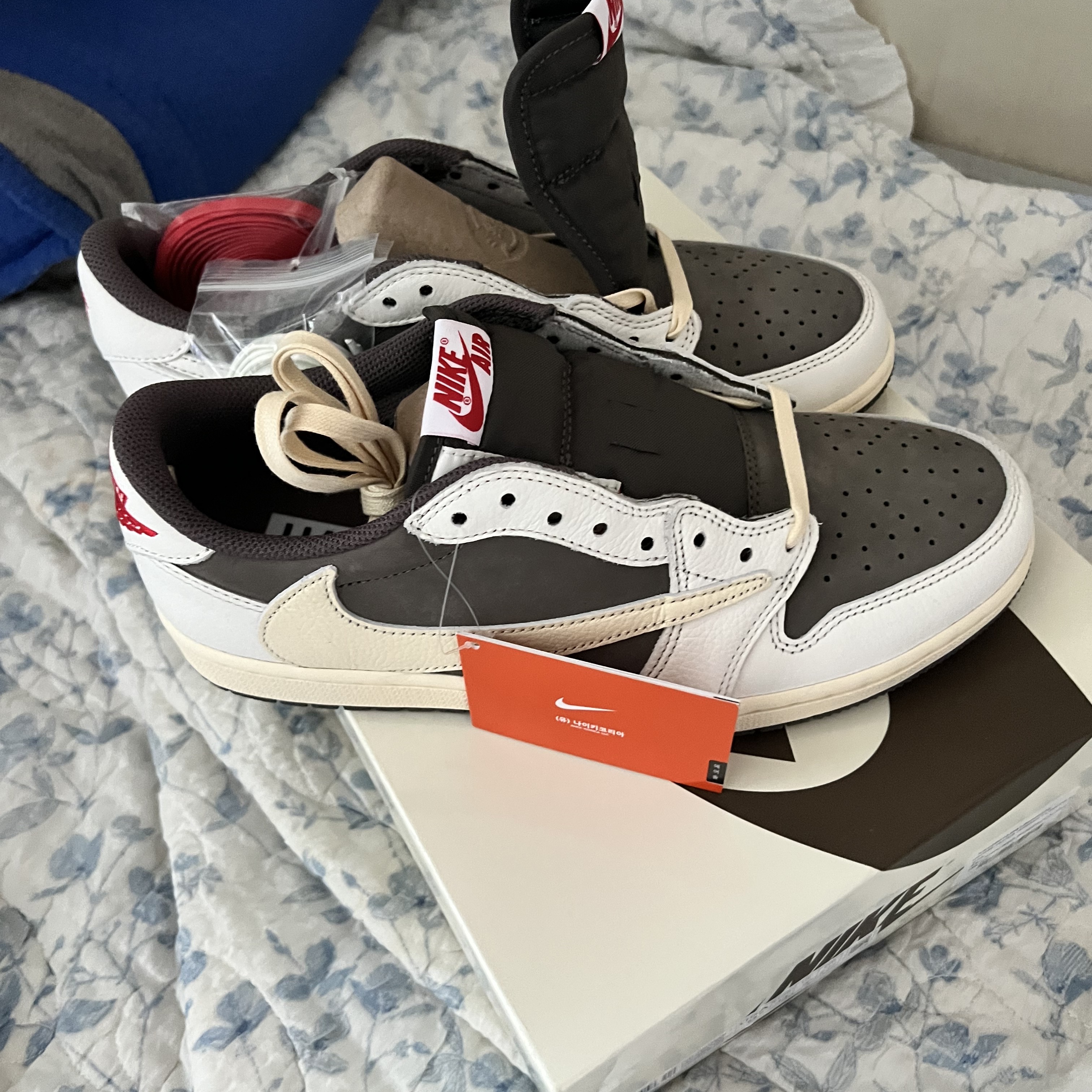Jordan 1 x Travis Scott Retro Low OG SP Sail and Ridgerock 착용 스타일 - 2
