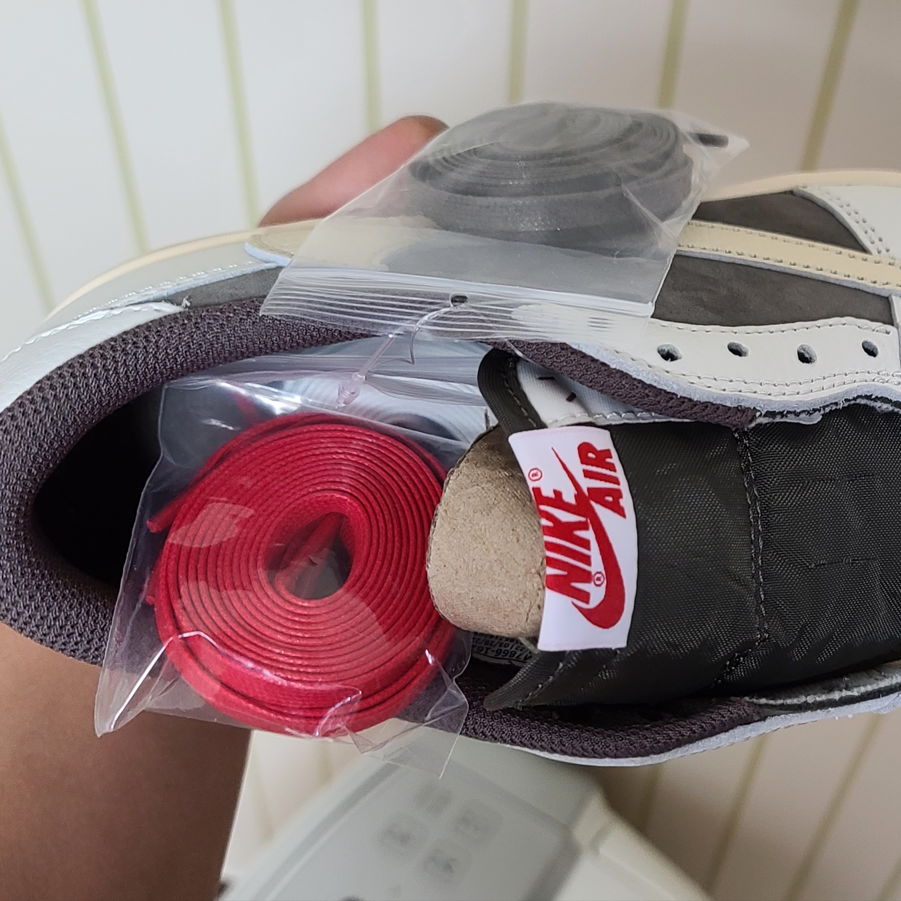 Jordan 1 x Travis Scott Retro Low OG SP Sail and Ridgerock 착용 스타일 - 3