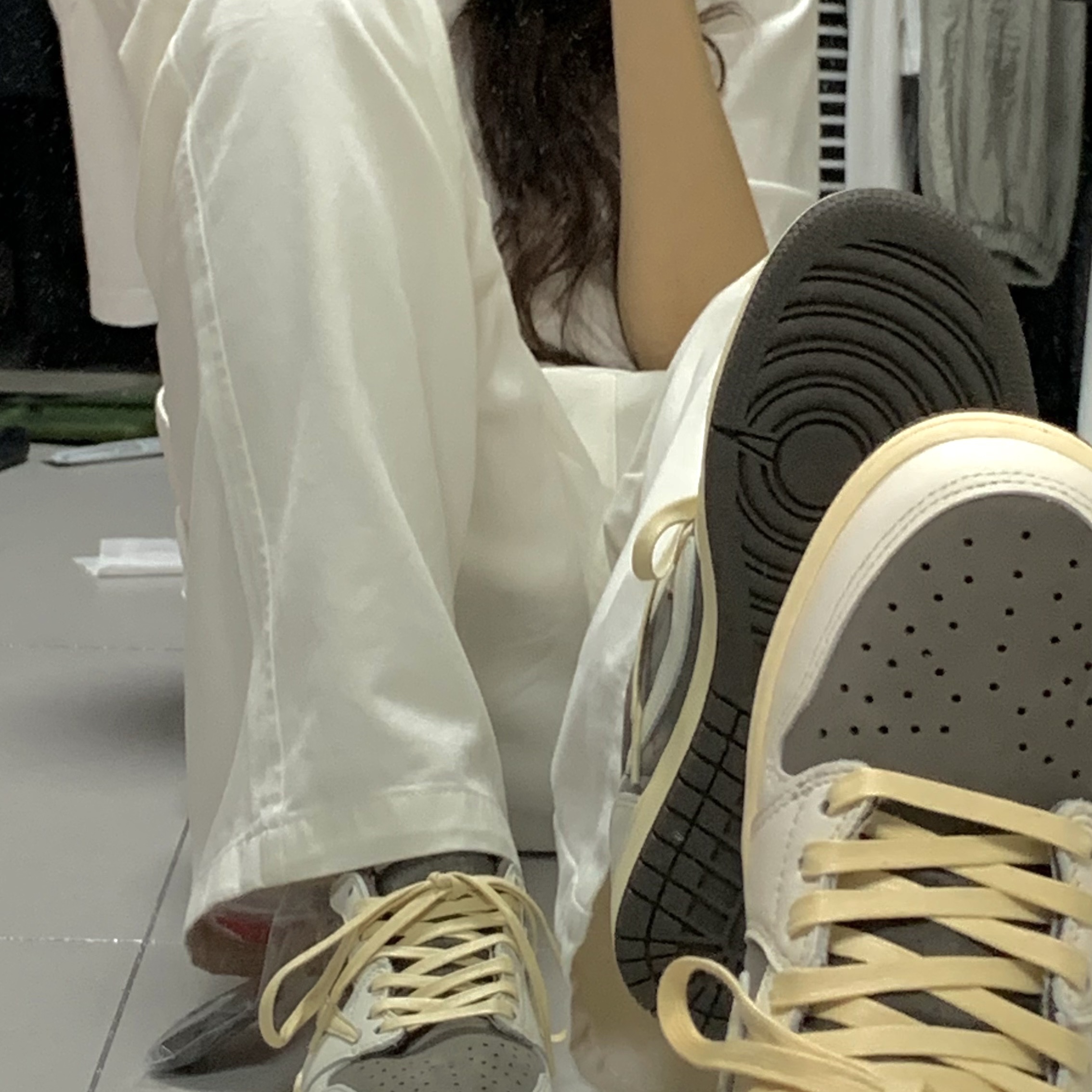 Jordan 1 x Travis Scott Retro Low OG SP Sail and Ridgerock 착용 스타일 - 3