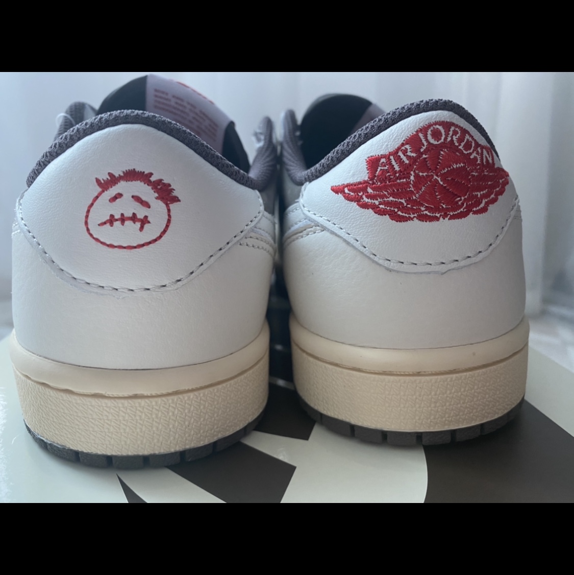 Jordan 1 x Travis Scott Retro Low OG SP Sail and Ridgerock 착용 스타일 - 3