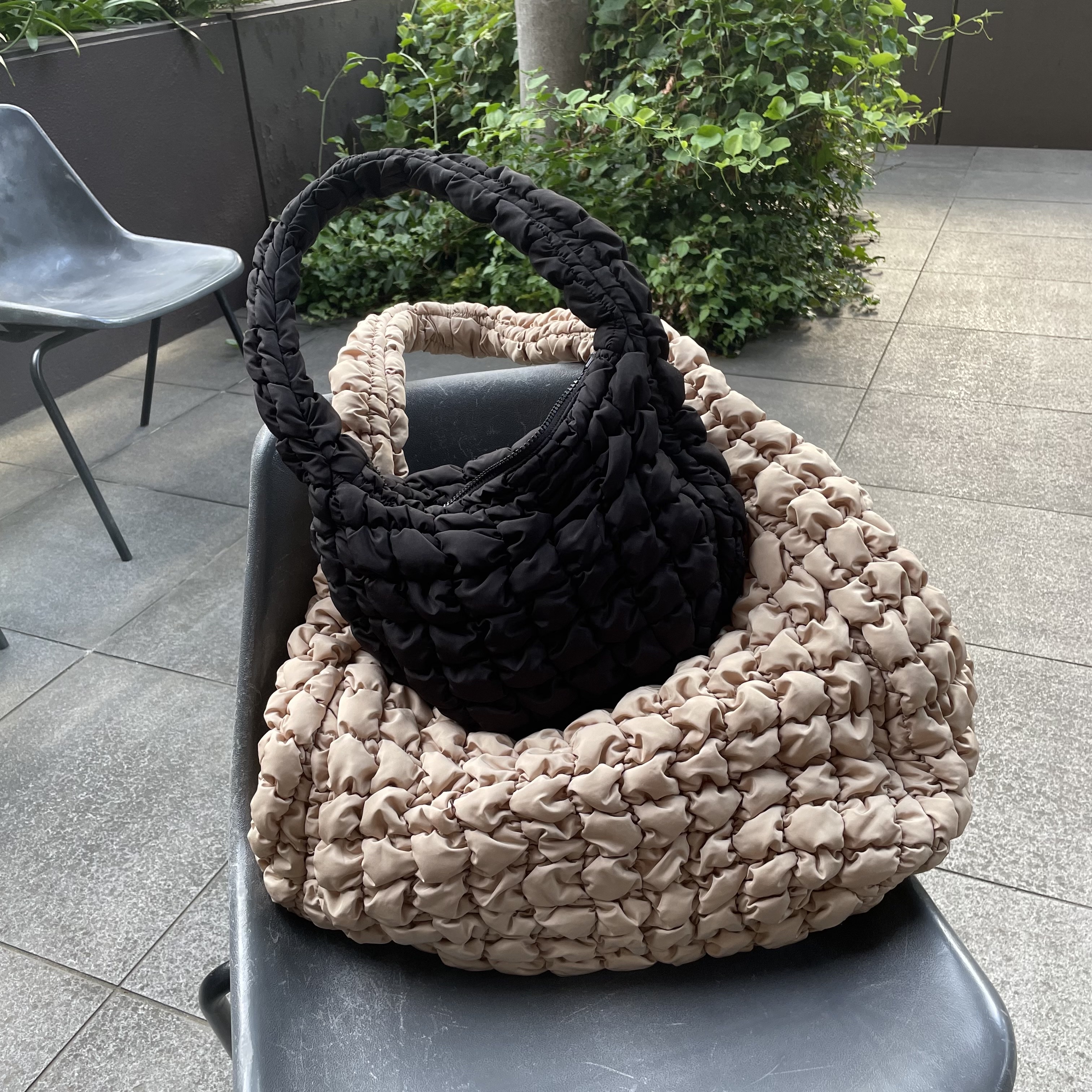COS Quilted Mini Bag Black, COS Quilted Oversized Shoulder Bag Beige 착용 스타일