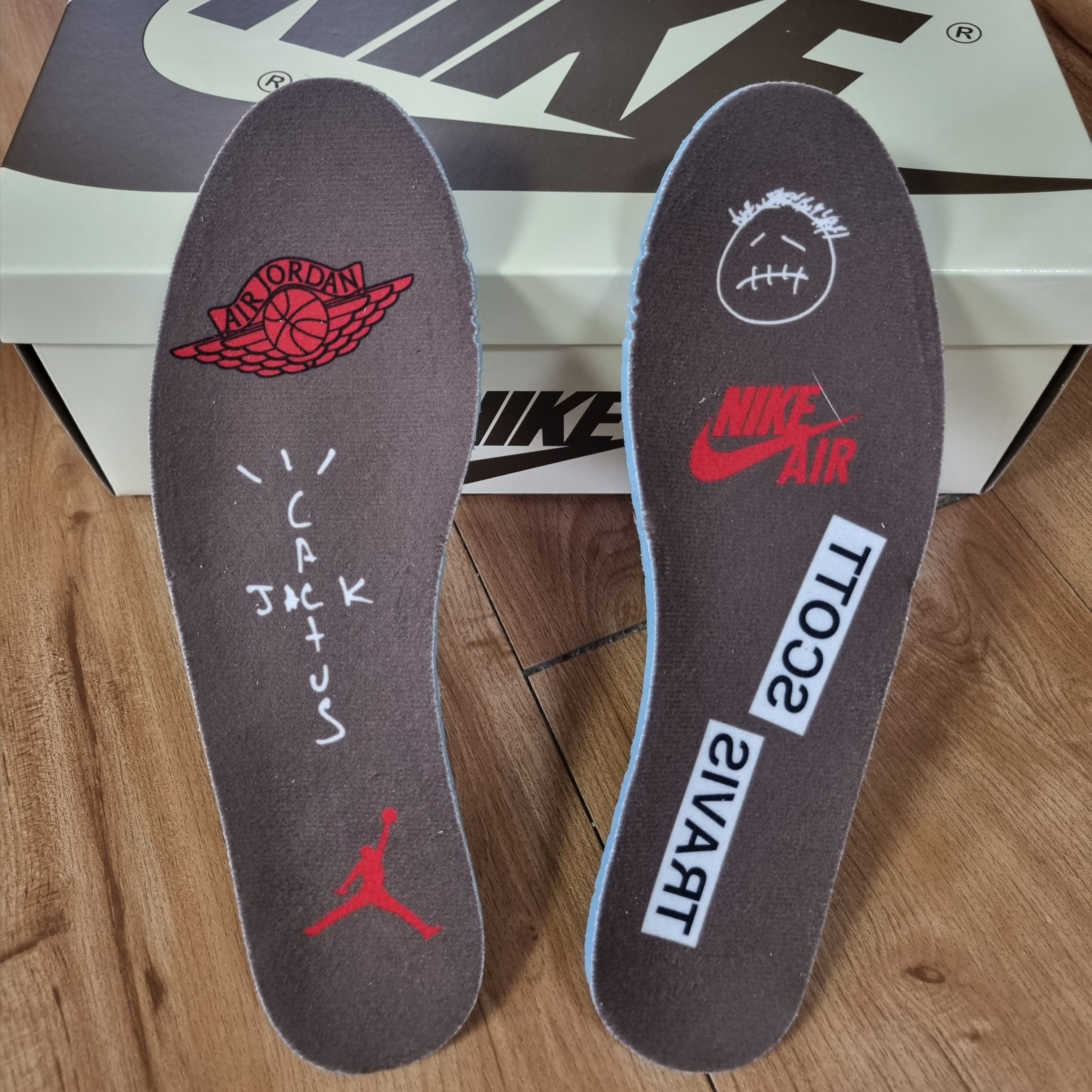Jordan 1 x Travis Scott Retro Low OG SP Sail and Ridgerock 착용 스타일 - 5