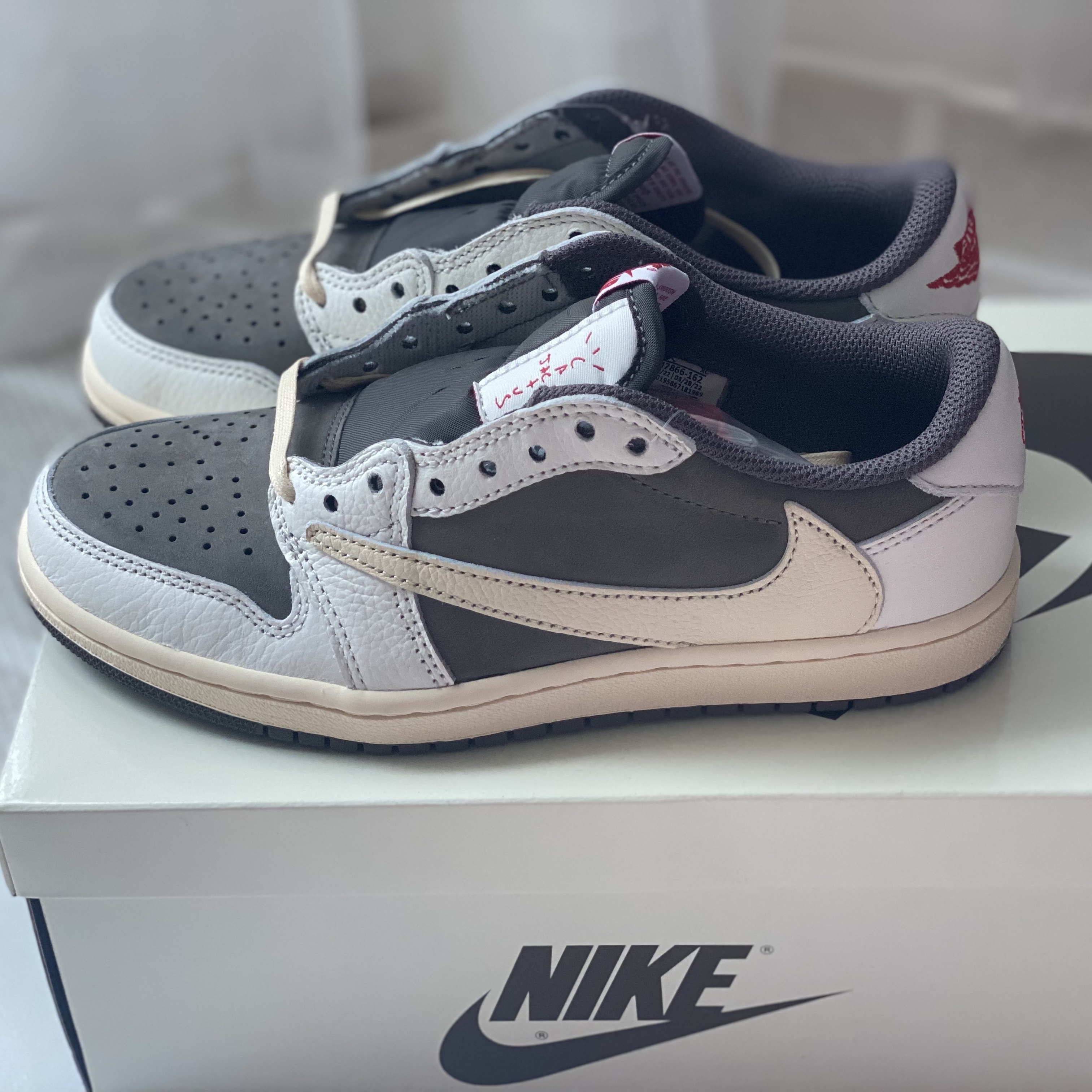 Jordan 1 x Travis Scott Retro Low OG SP Sail and Ridgerock 착용 스타일 - 1
