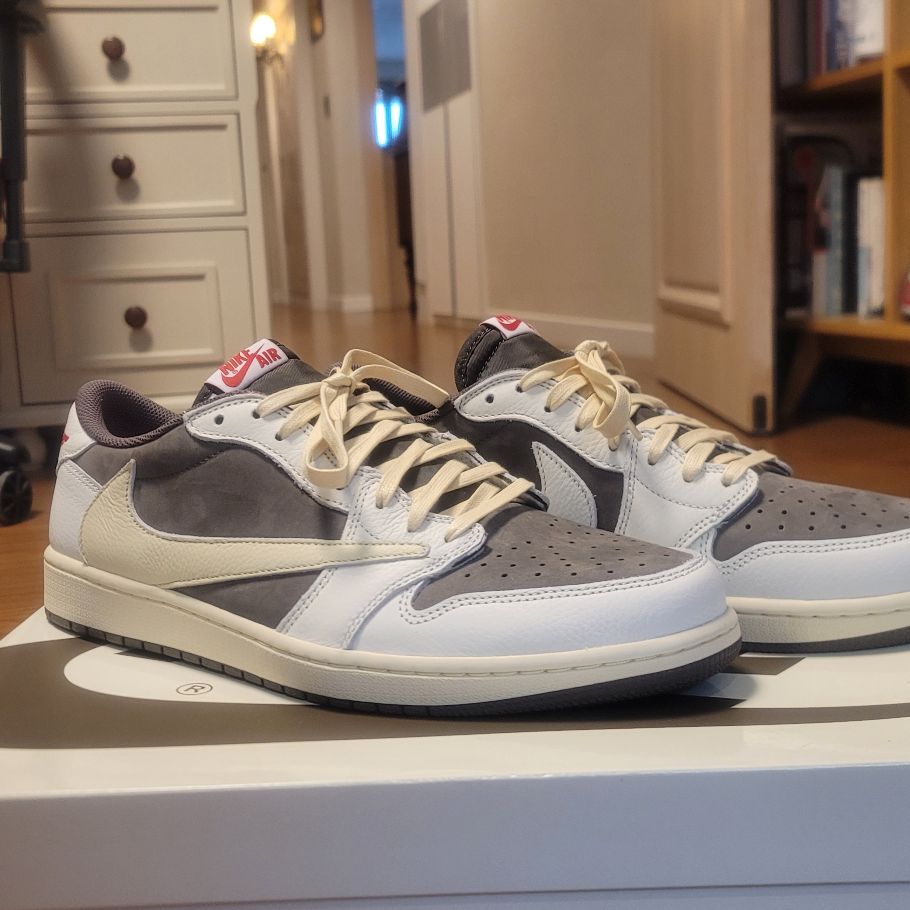 Jordan 1 x Travis Scott Retro Low OG SP Sail and Ridgerock 착용 스타일 - 1