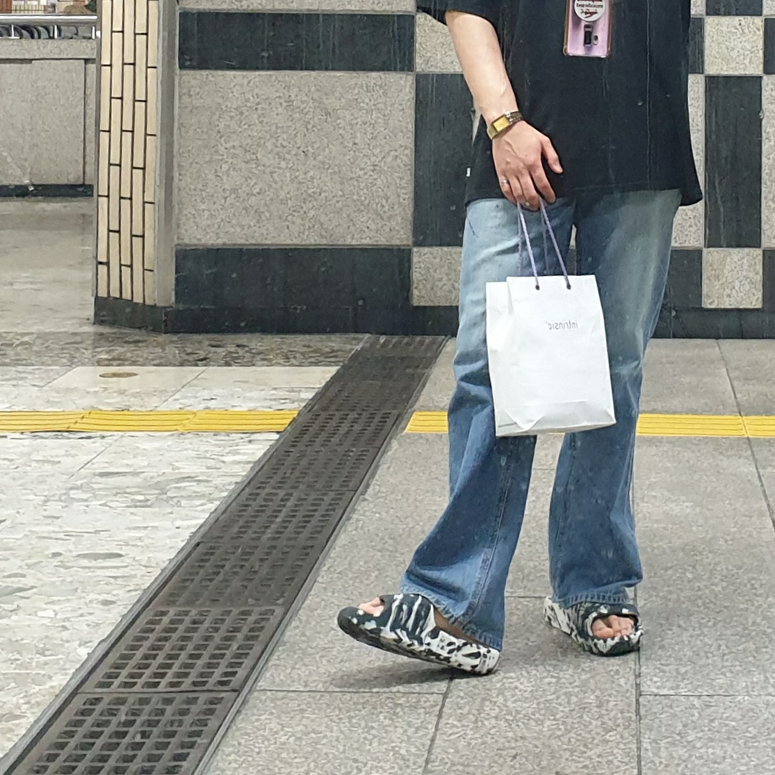 Adidas Adilette 22 Carbon Aluminium 착용 스타일