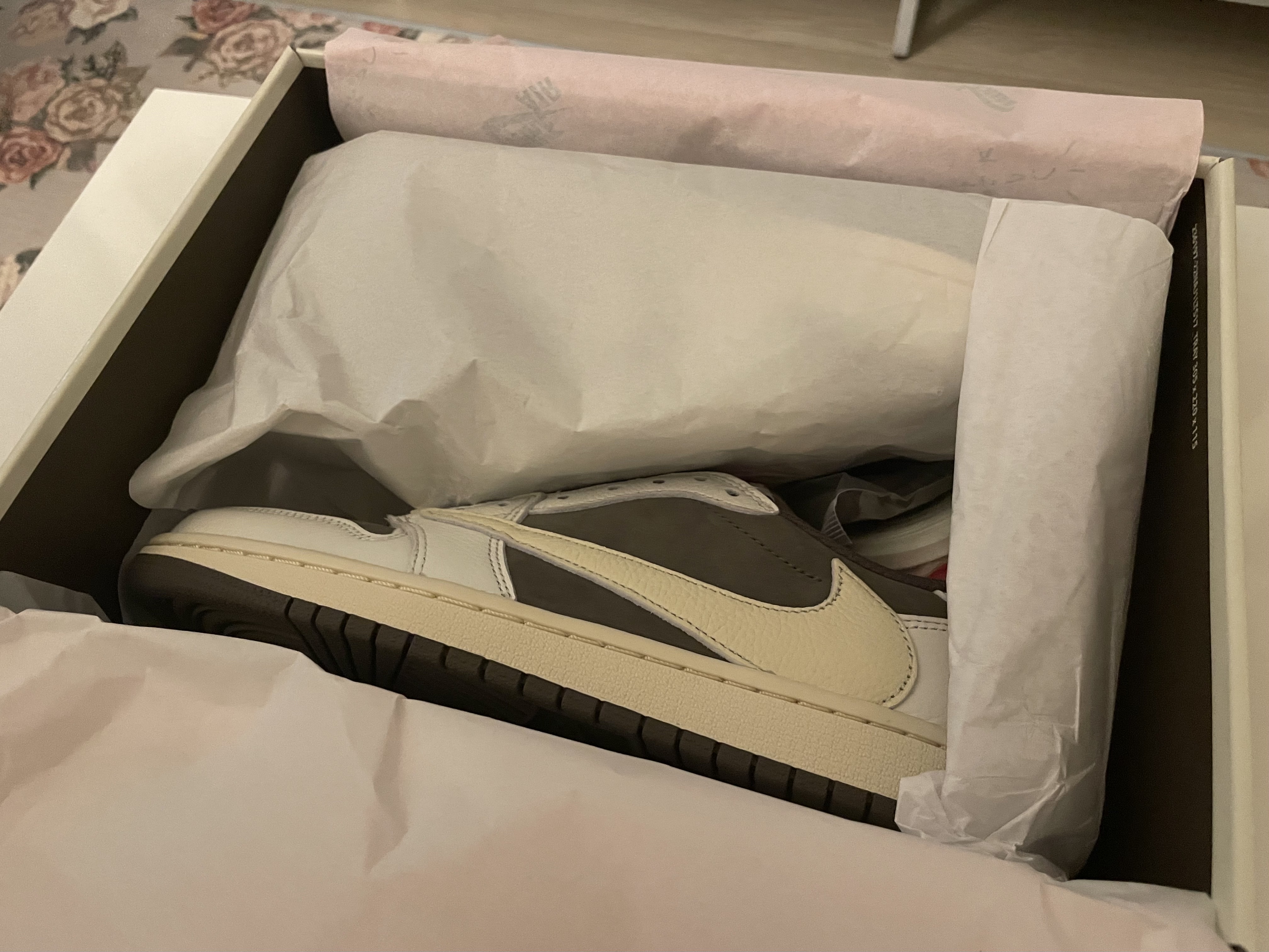 Jordan 1 x Travis Scott Retro Low OG SP Sail and Ridgerock 착용 스타일