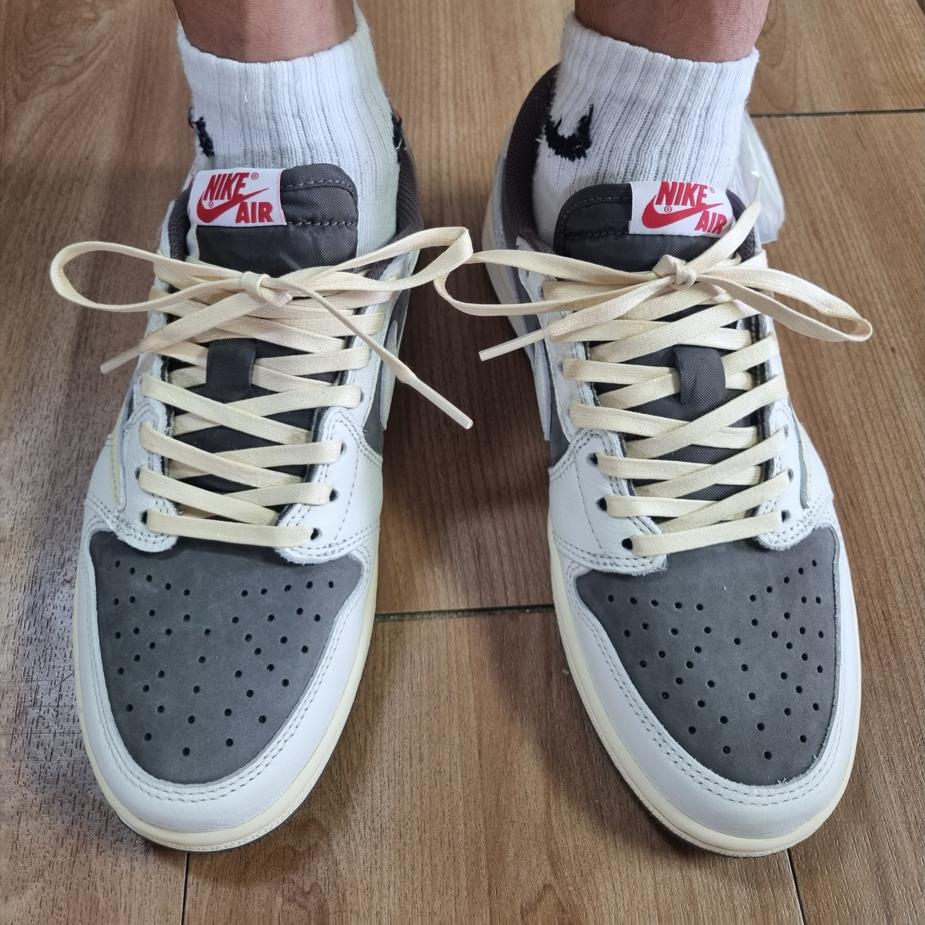 Jordan 1 x Travis Scott Retro Low OG SP Sail and Ridgerock 착용 스타일 - 1