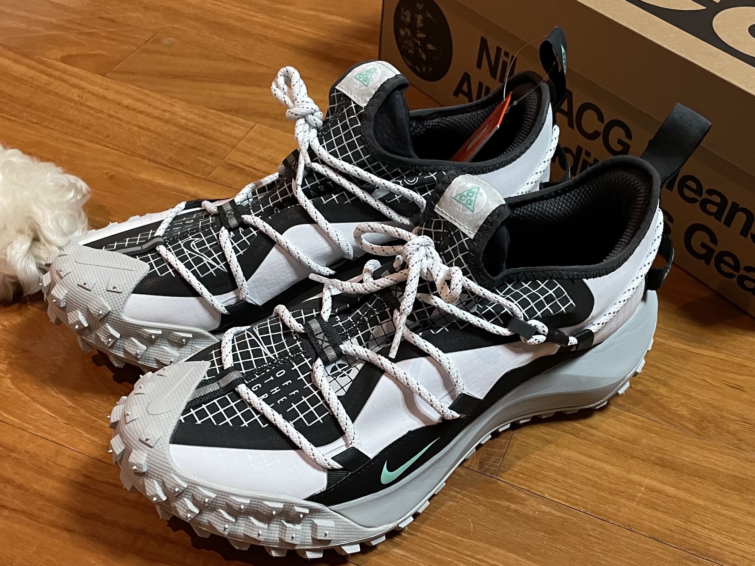 Nike ACG Mountain Fly Low SE White and Black 착용 스타일 - 2