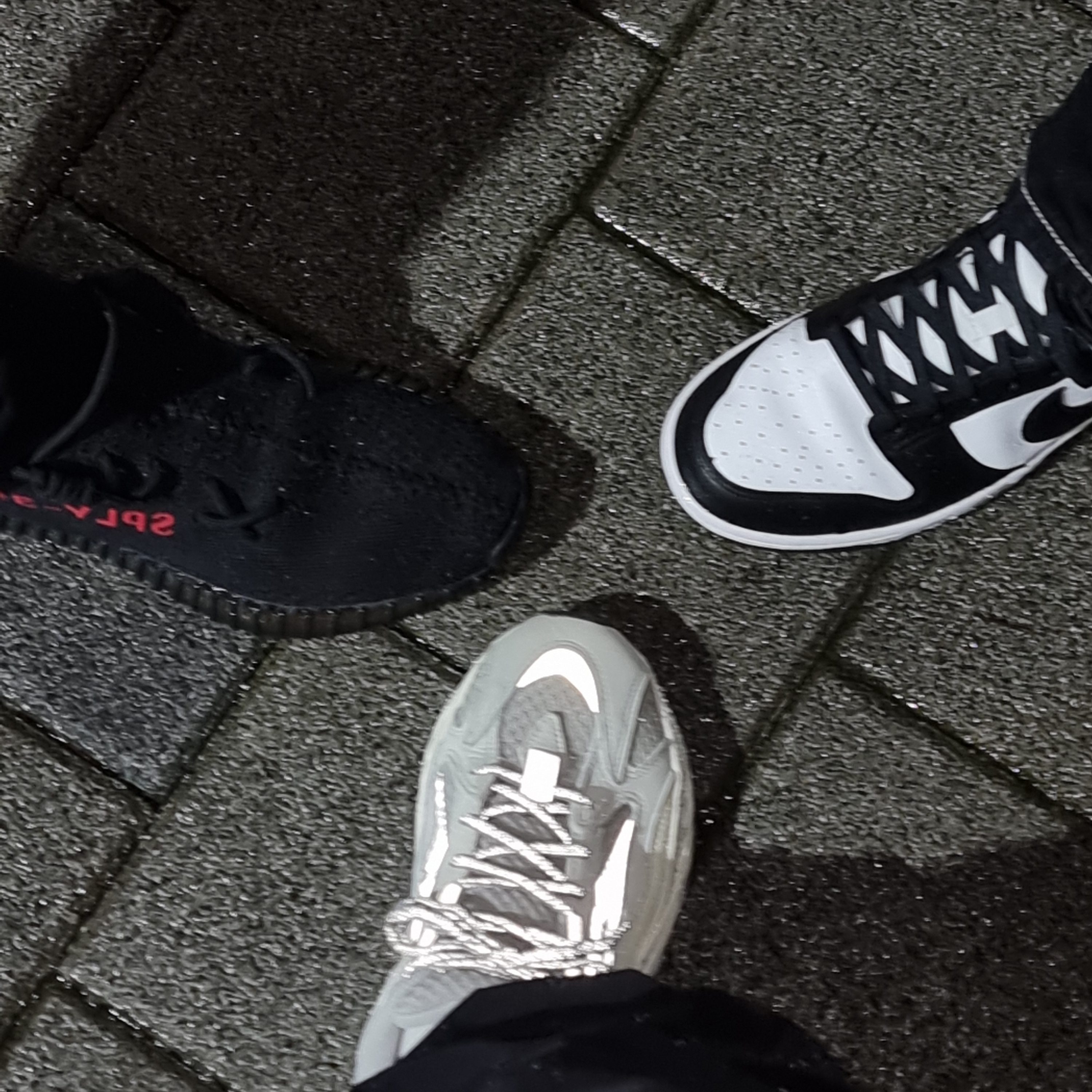 Adidas Yeezy Boost 700 V2 Static 2022, Adidas Yeezy Boost 350 V2 Black Red 2020 착용 스타일
