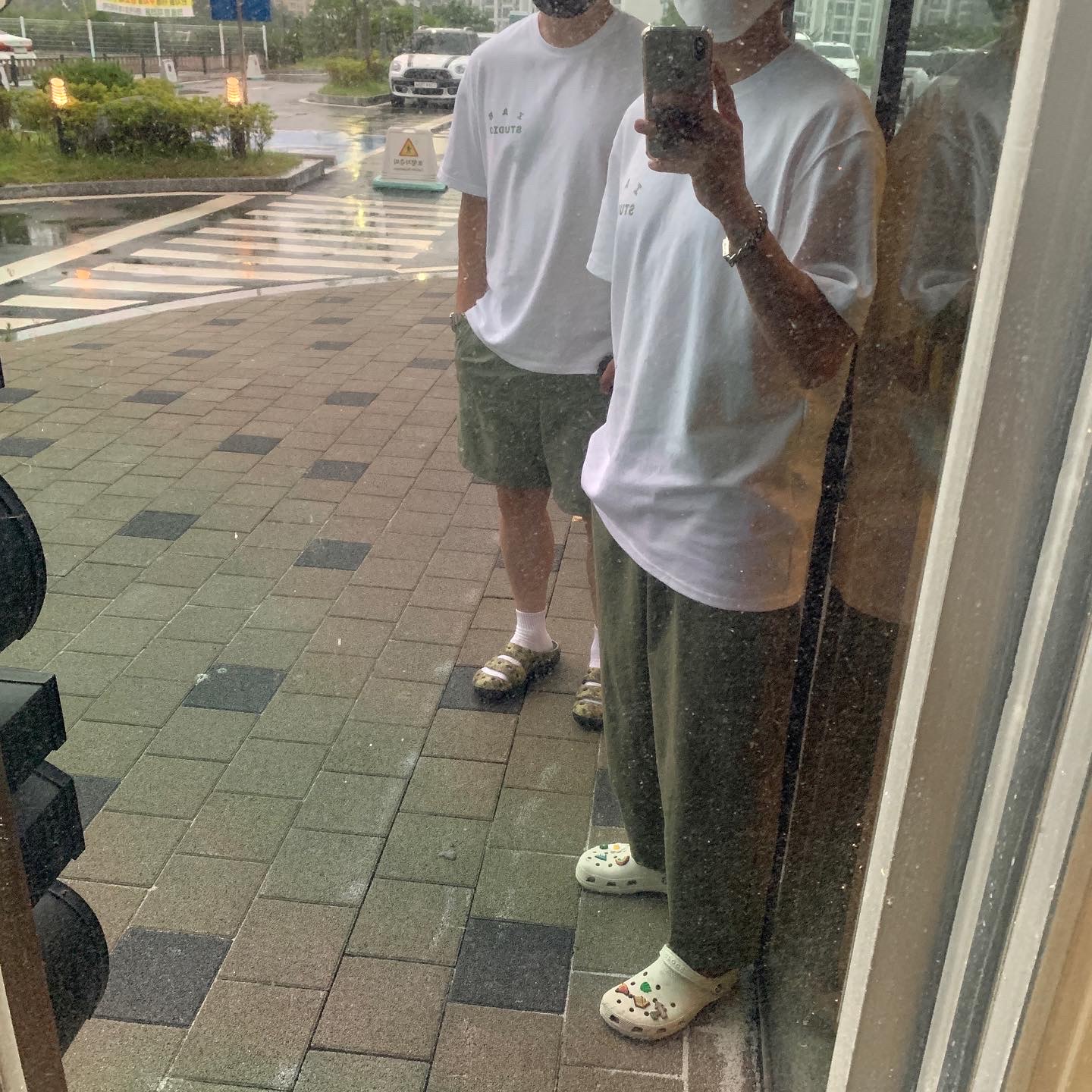 IAB Studio T-Shirt White Light Green, Crocs Classic Clog Stucco 착용 스타일 - 1