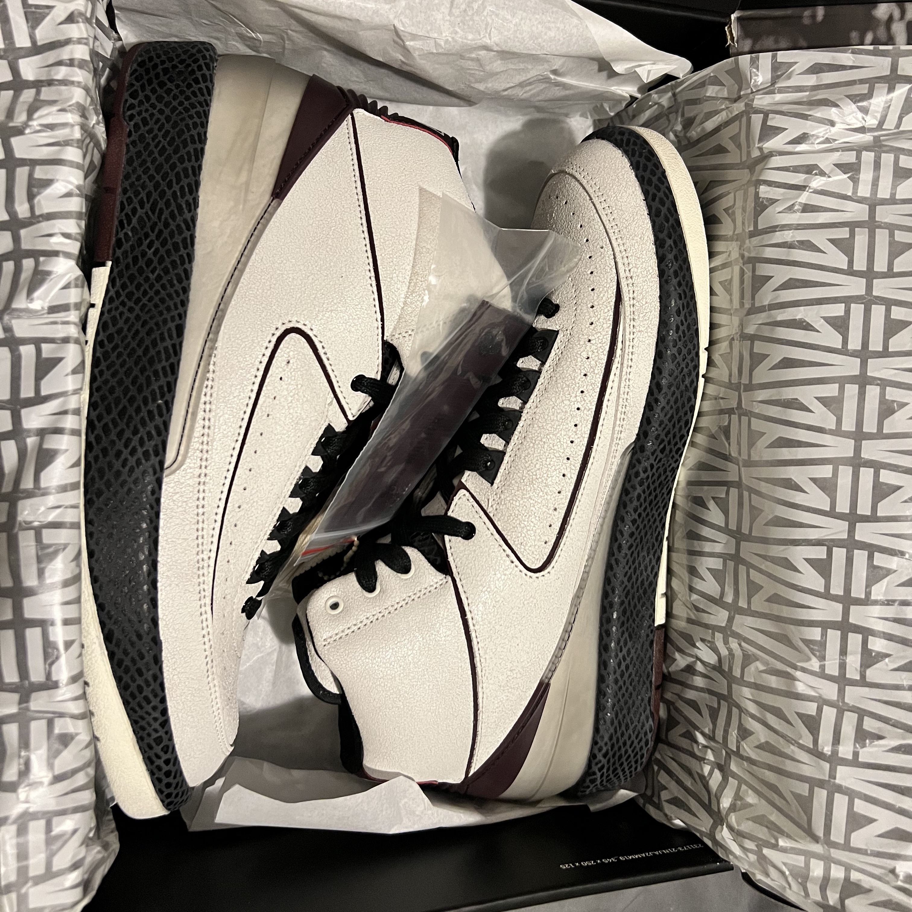Jordan 2 x A Ma Maniere Retro SP Sail and Burgundy 착용 스타일