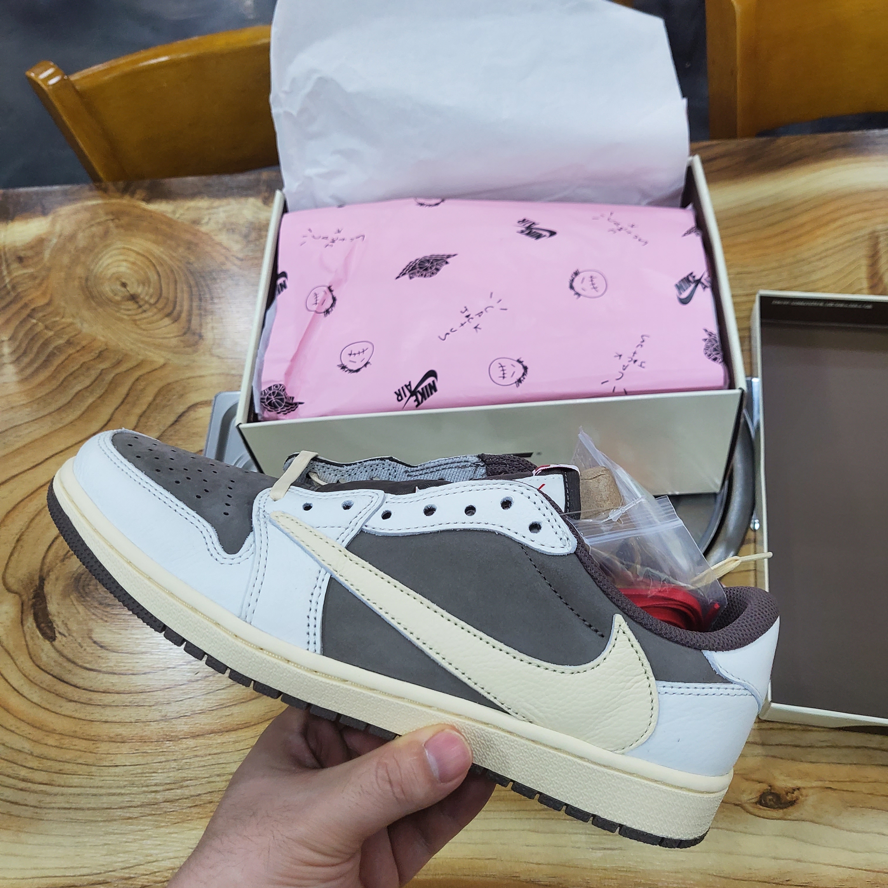Jordan 1 x Travis Scott Retro Low OG SP Sail and Ridgerock 착용 스타일 - 2