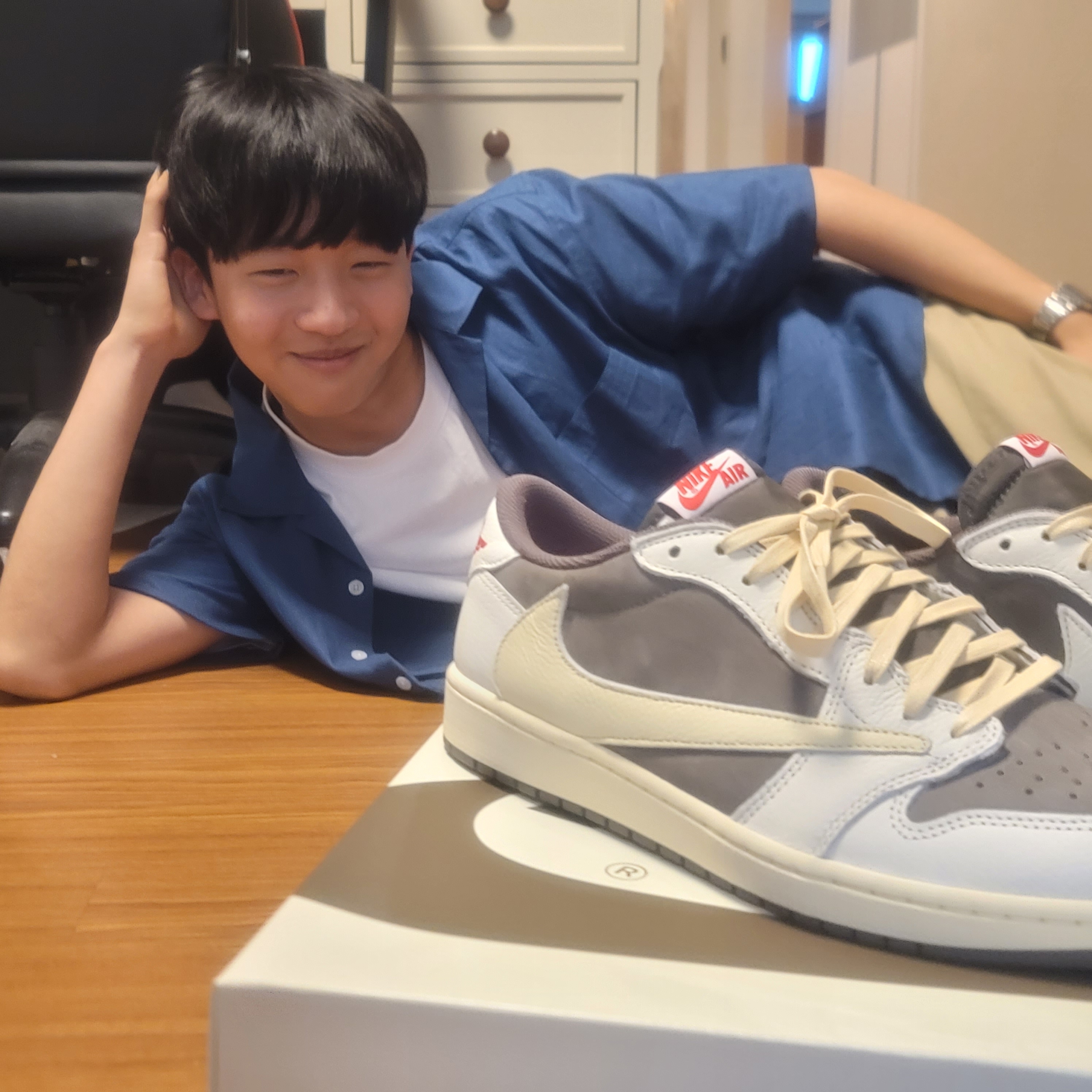 Jordan 1 x Travis Scott Retro Low OG SP Sail and Ridgerock 착용 스타일 - 4