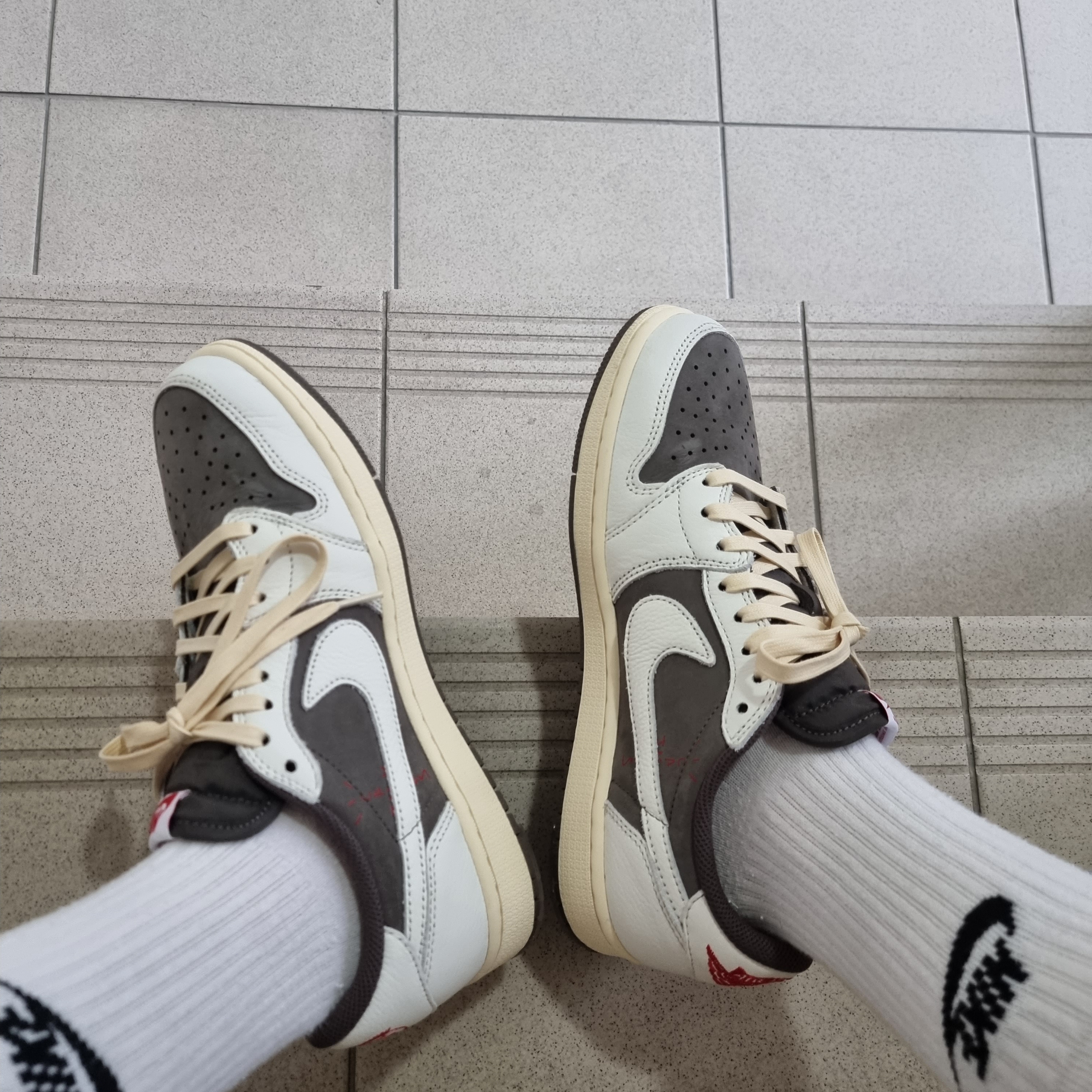 Jordan 1 x Travis Scott Retro Low OG SP Sail and Ridgerock 착용 스타일