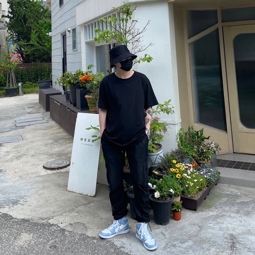 Jordan 1 Retro High OG Hyper Royal 착용 스타일