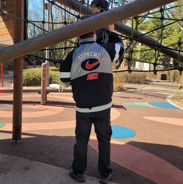 Supreme x Nike Hooded Sport Jacket Silver - 19SS, Adidas Yeezy Boost 700 V2 Vanta 2019 착용 스타일 - 2