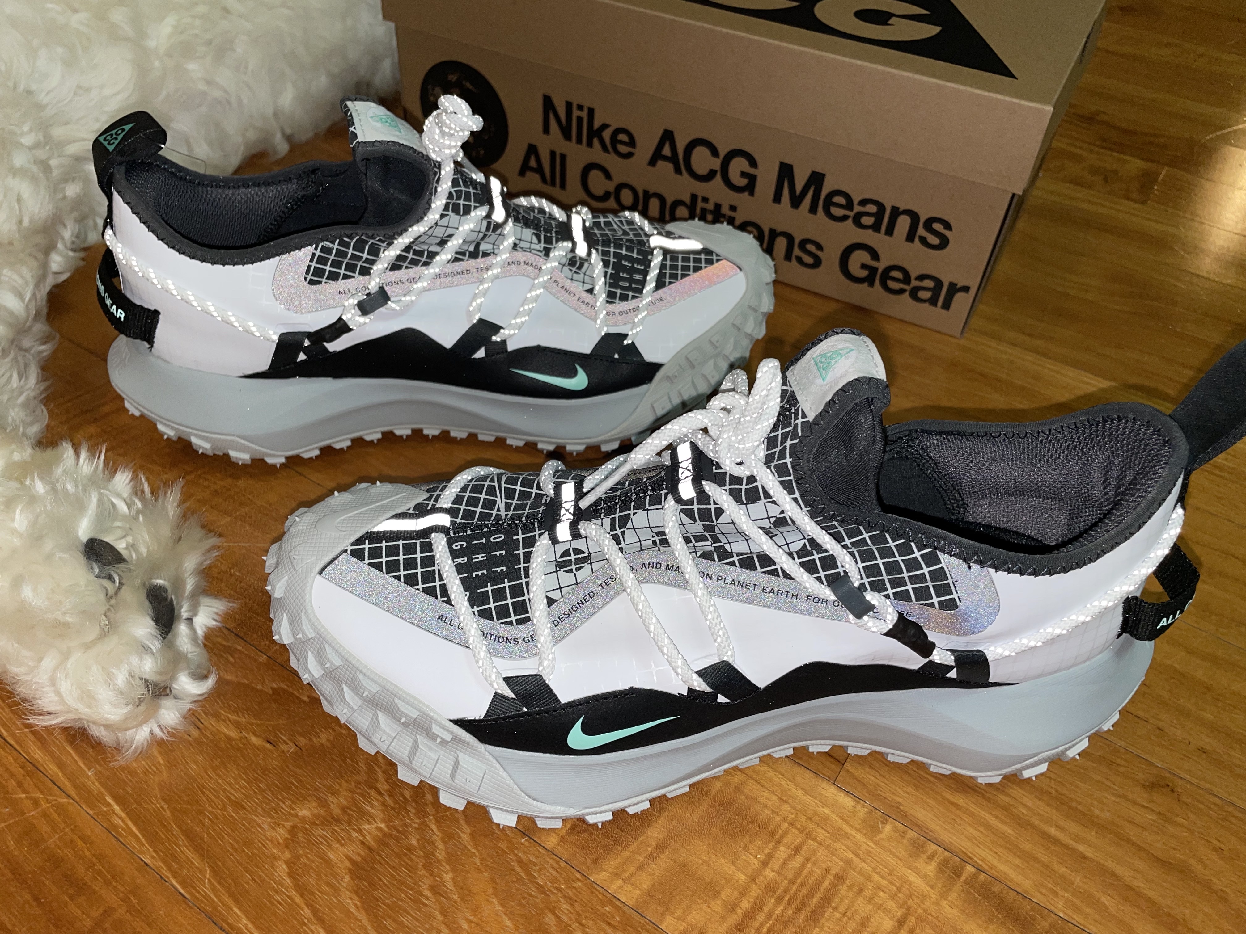 Nike ACG Mountain Fly Low SE White and Black 착용 스타일 - 3