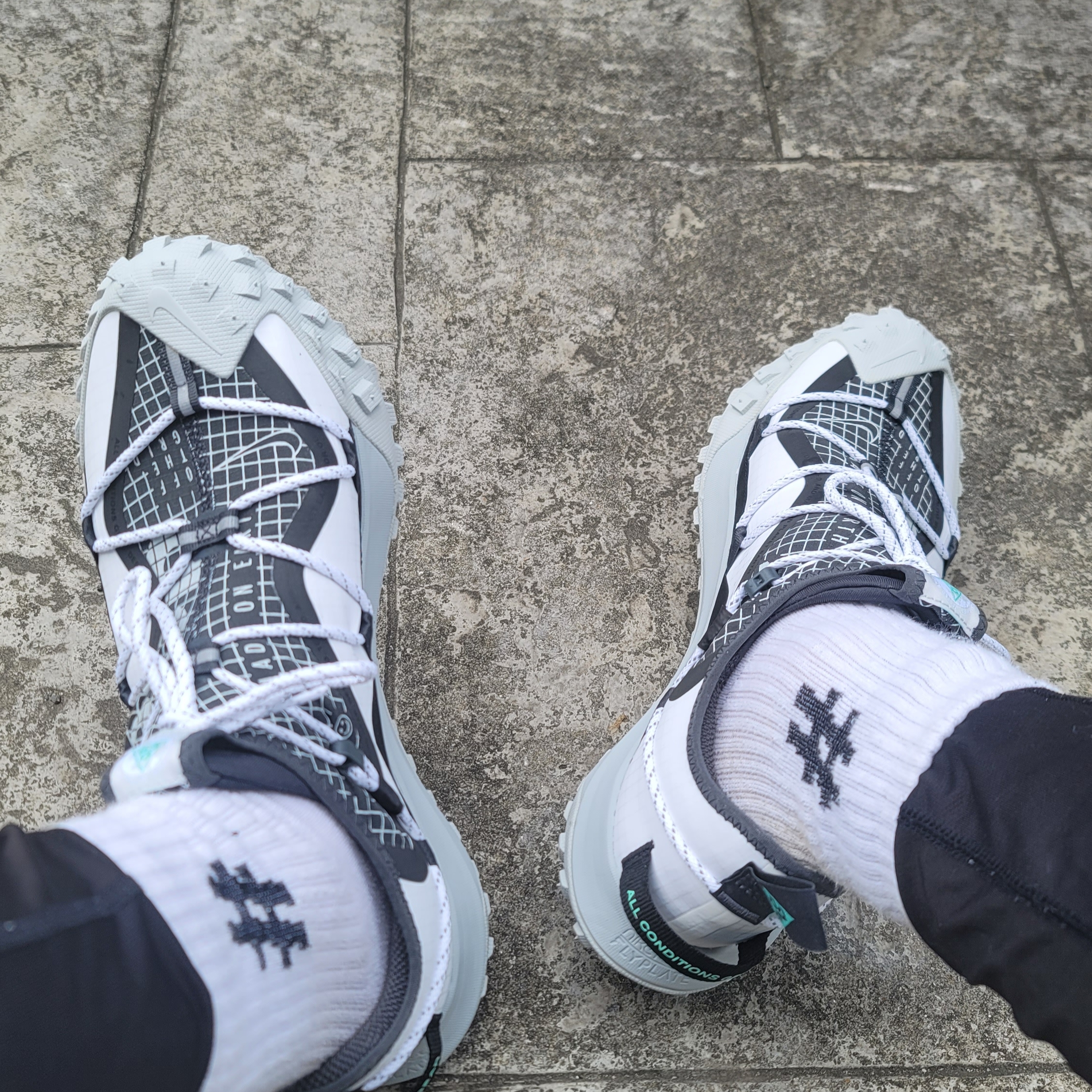 Nike ACG Mountain Fly Low SE White and Black 착용 스타일