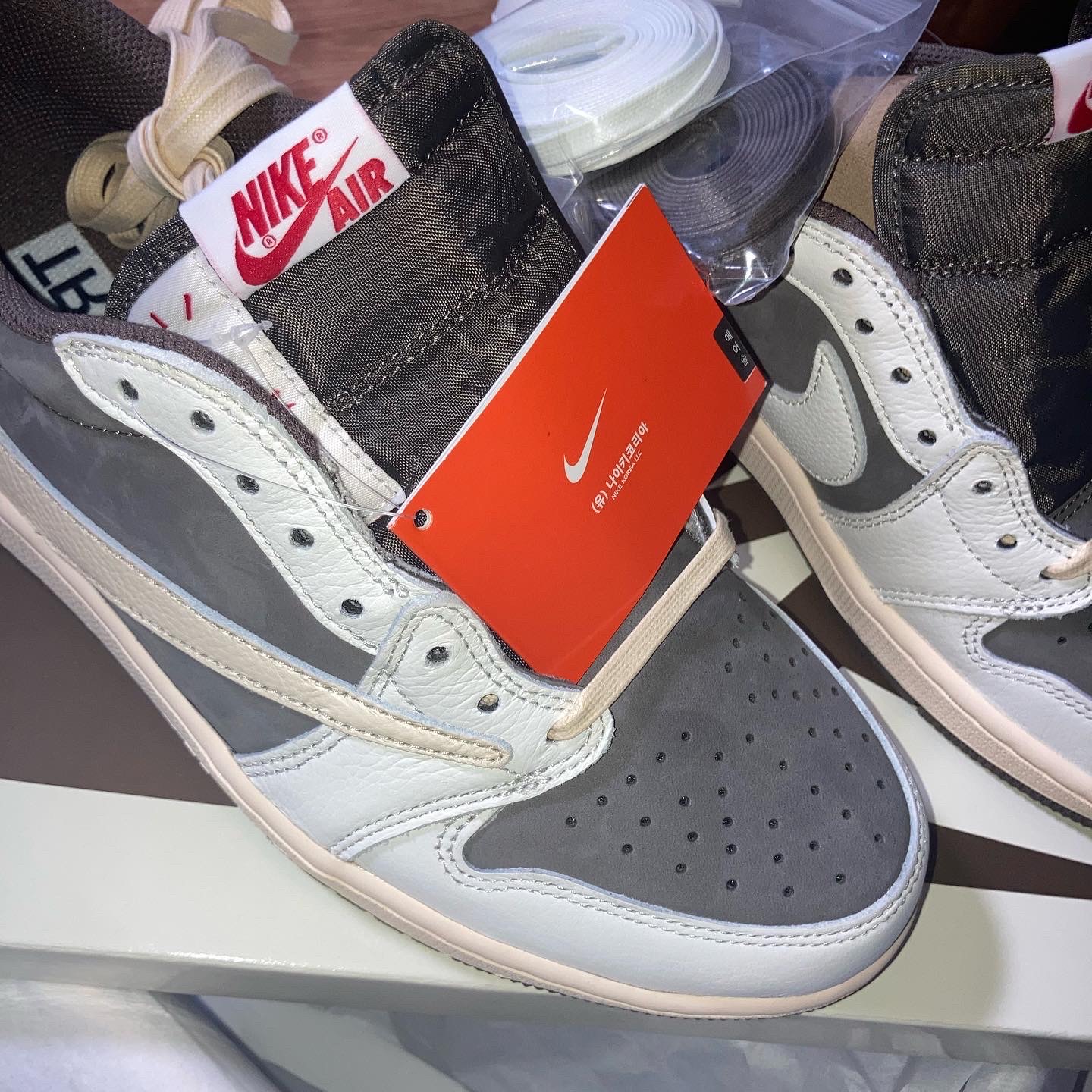 Jordan 1 x Travis Scott Retro Low OG SP Sail and Ridgerock, Nike x Travis Scott Air Max 1 Cact.us Brown 착용 스타일 - 2