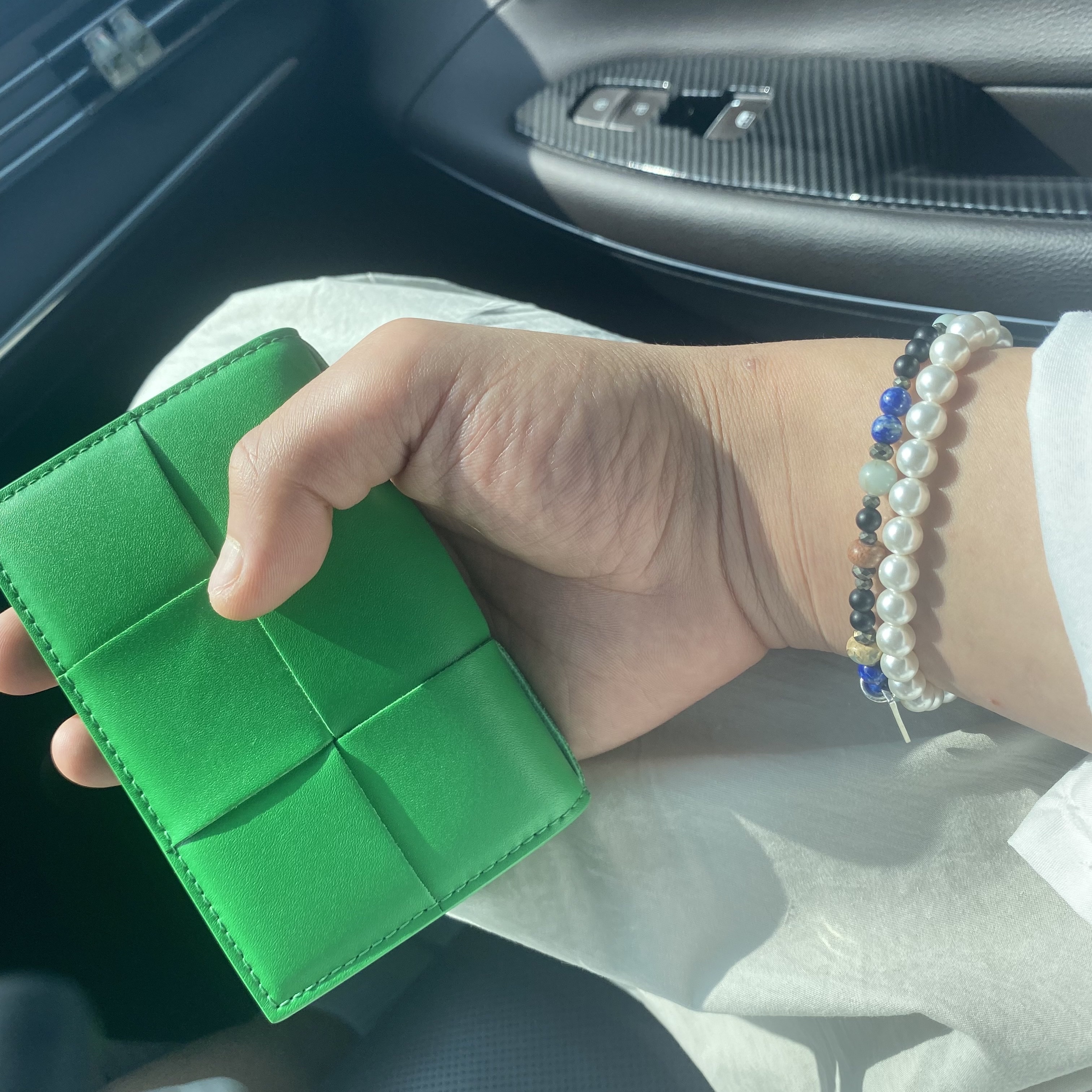 Bottega Veneta Flap Card Case Parakeet 착용 스타일
