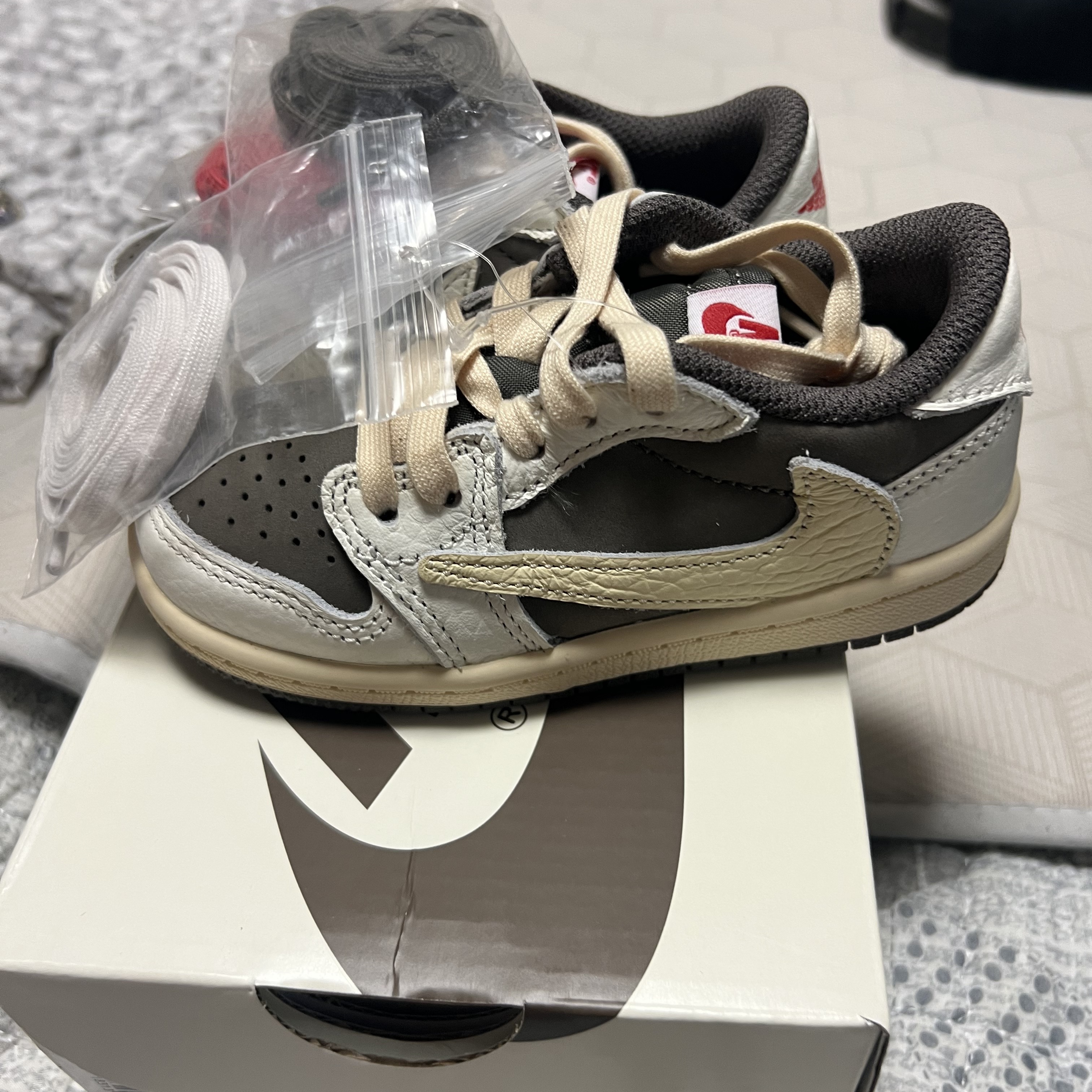 (TD) Jordan 1 x Travis Scott Retro Low OG SP Sail and Ridgerock 착용 스타일 - 2