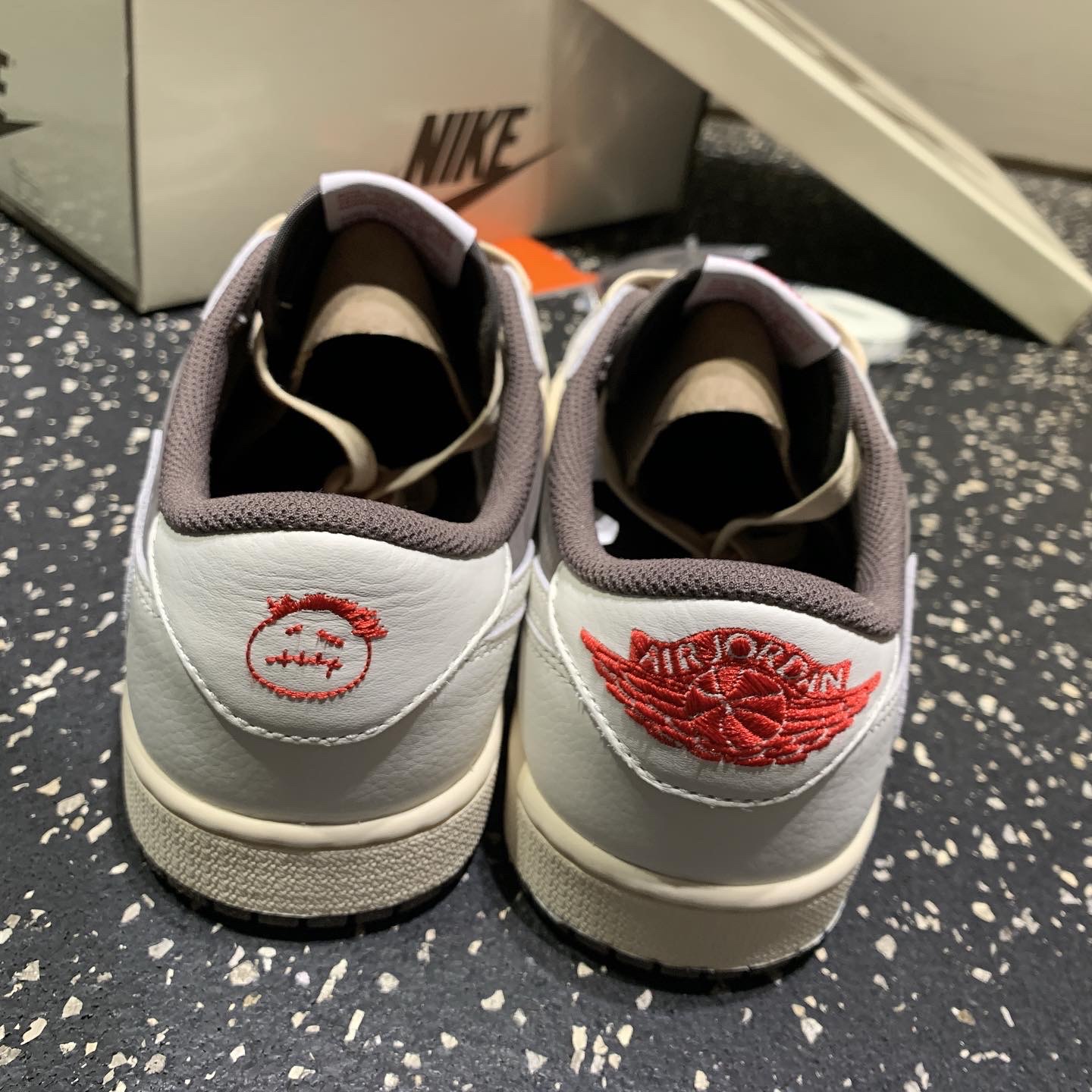 Jordan 1 x Travis Scott Retro Low OG SP Sail and Ridgerock 착용 스타일 - 5