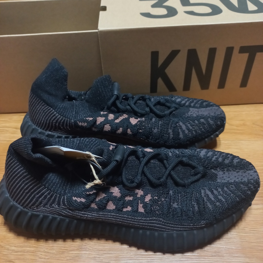 Adidas Yeezy 350 V2 CMPCT Slate Carbon 착용 스타일