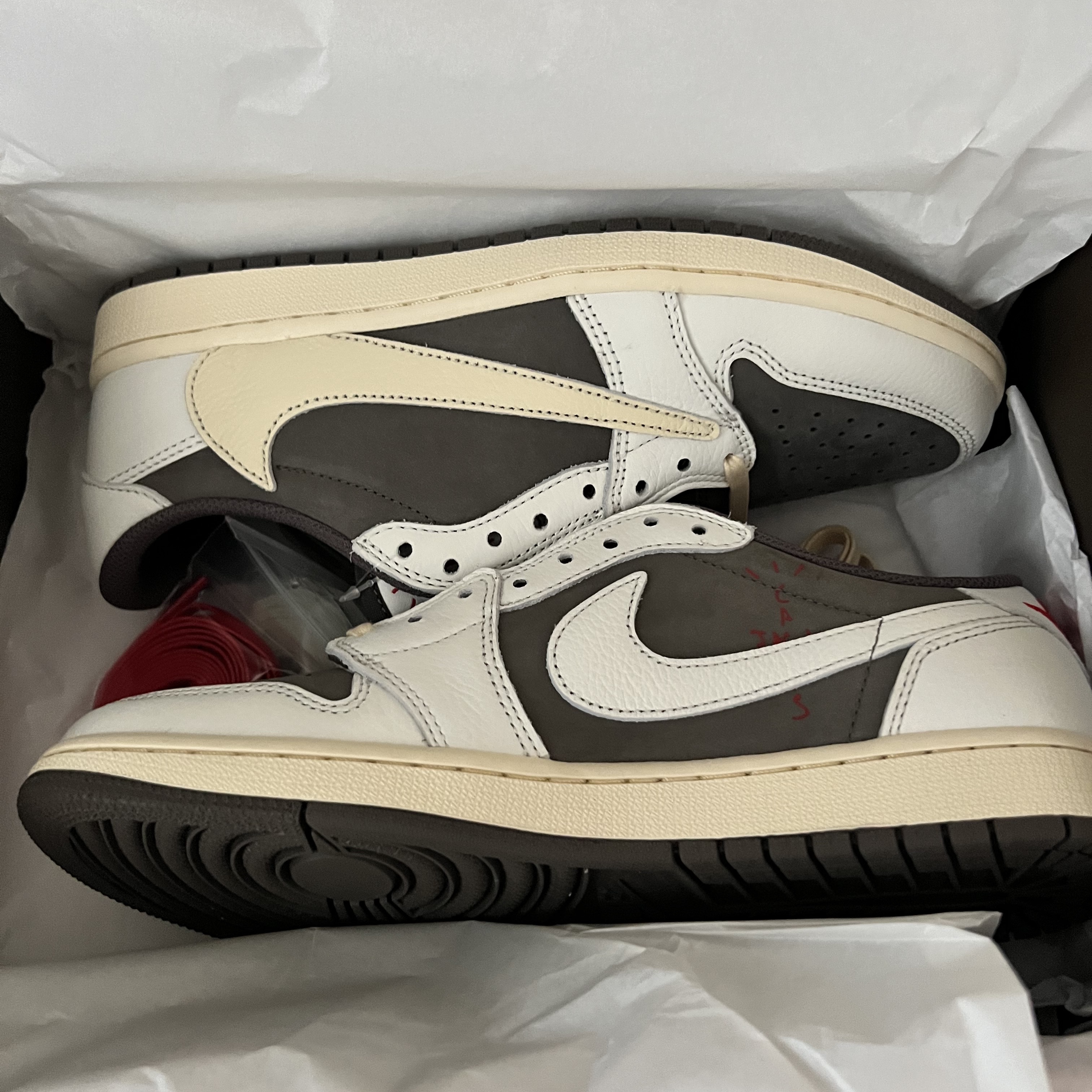 Jordan 1 x Travis Scott Retro Low OG SP Sail and Ridgerock 착용 스타일 - 3