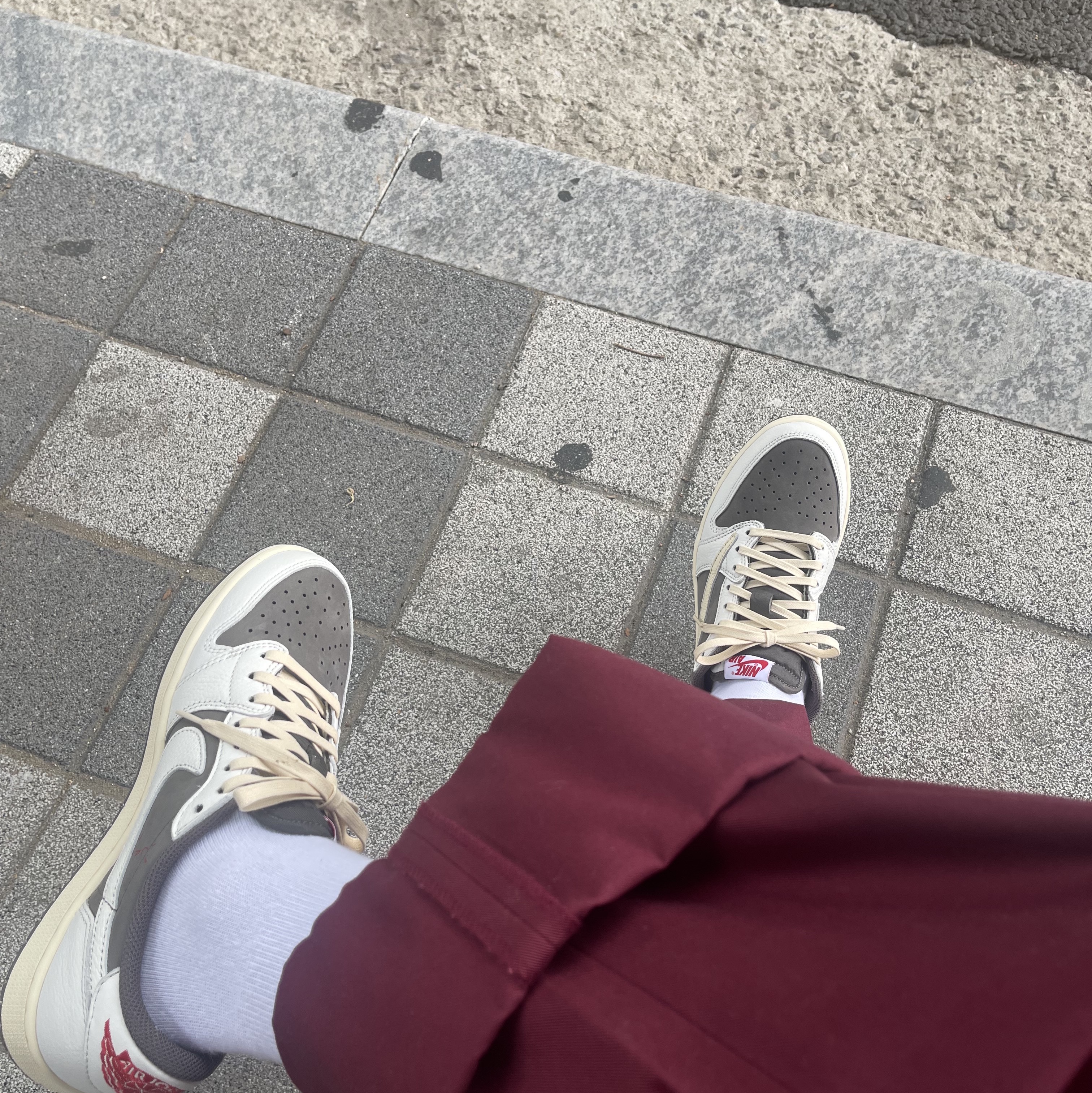 Jordan 1 x Travis Scott Retro Low OG SP Sail and Ridgerock 착용 스타일 - 2
