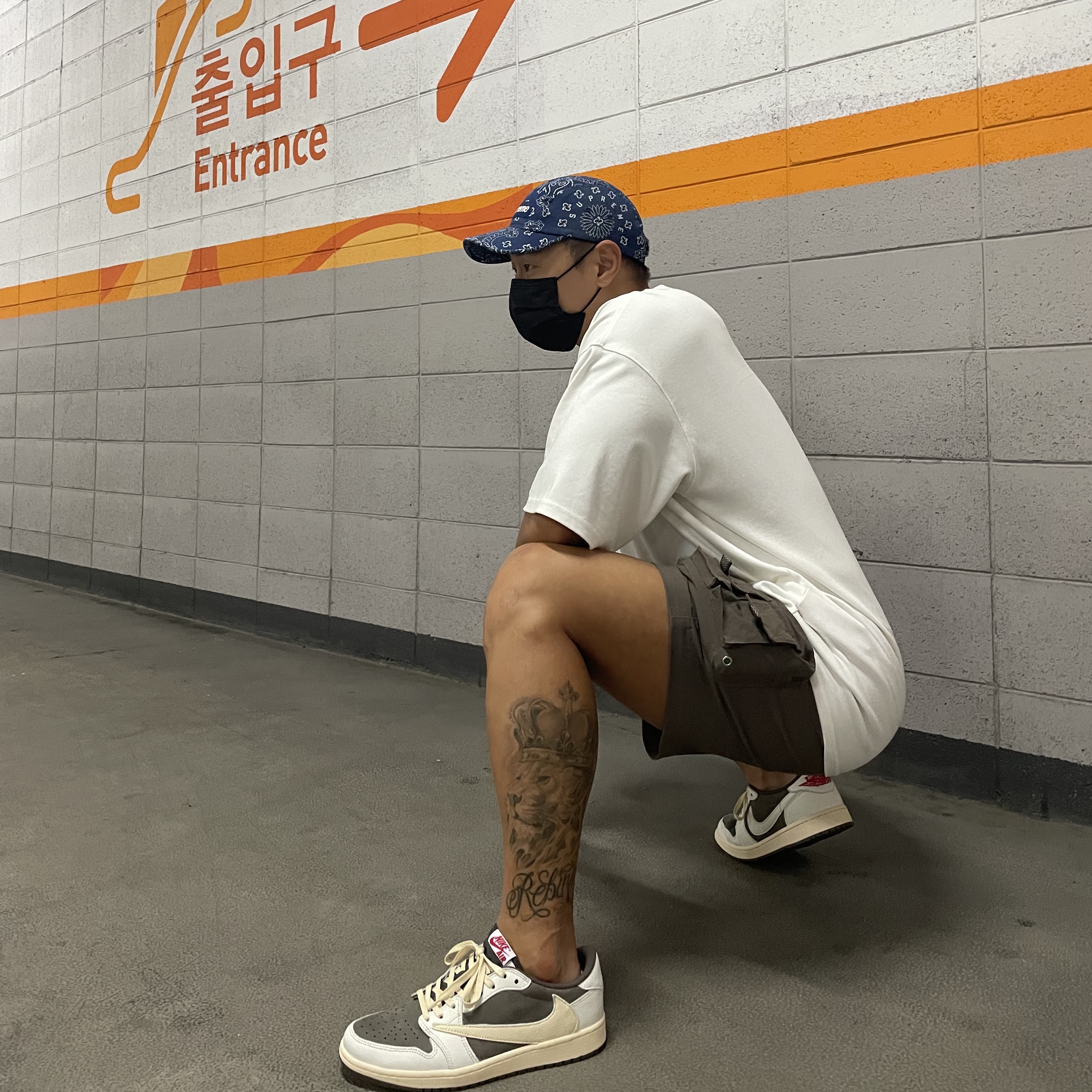 Jordan 1 x Travis Scott Retro Low OG SP Sail and Ridgerock, Nike ACG Cargo Shorts Ironstone - Asia 착용 스타일