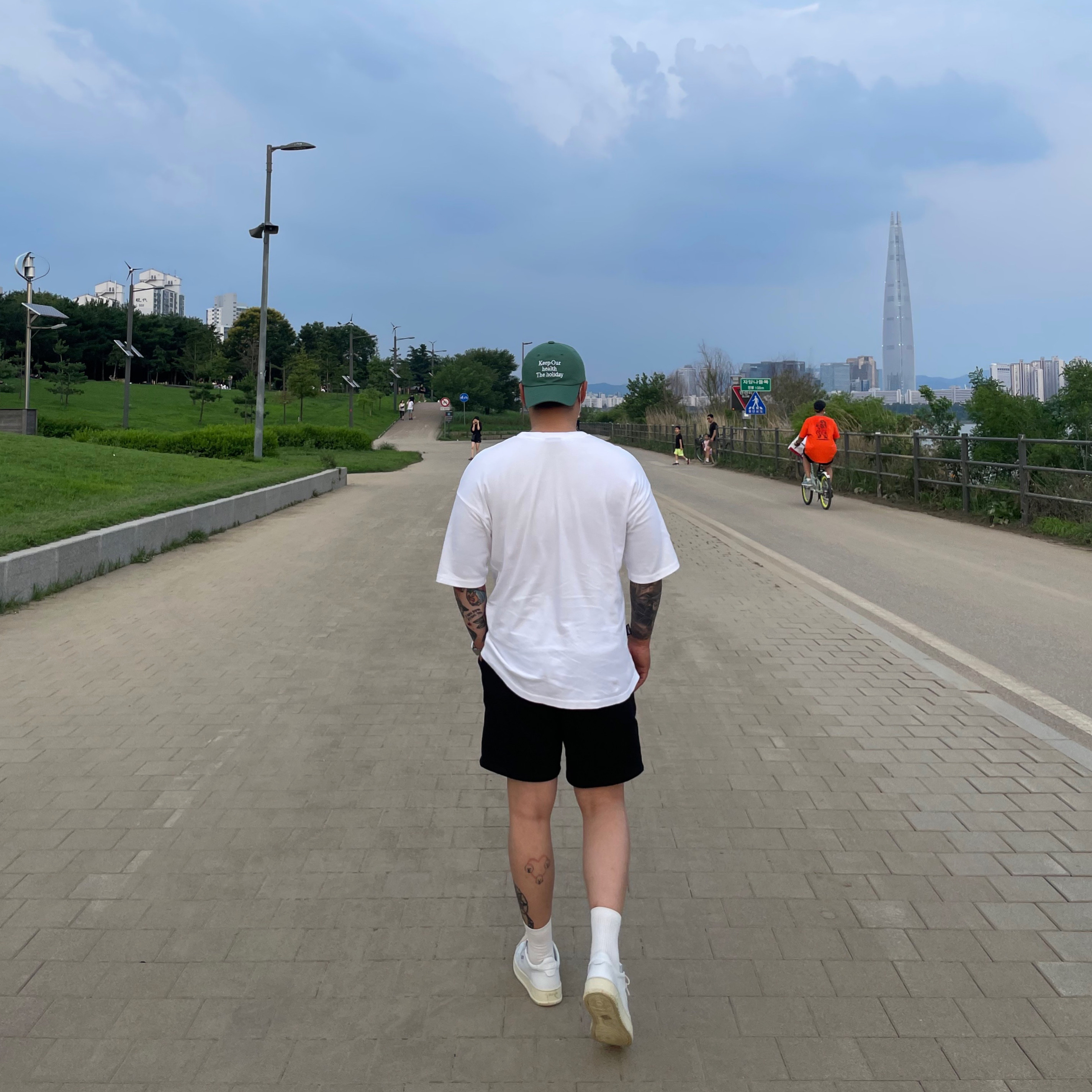 Autry Medalist Low Leather Sneakers White 착용 스타일 - 1