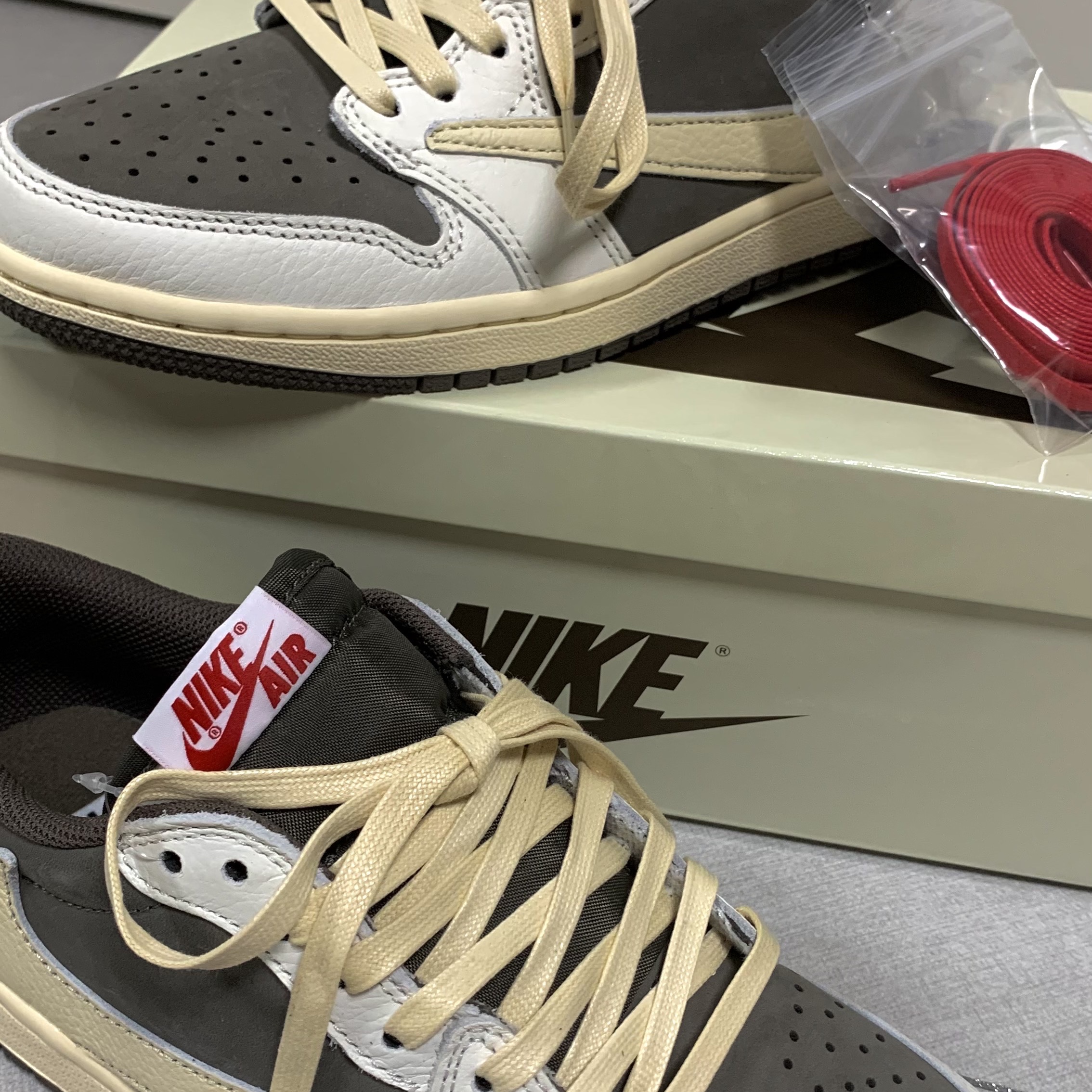 Jordan 1 x Travis Scott Retro Low OG SP Sail and Ridgerock 착용 스타일 - 4
