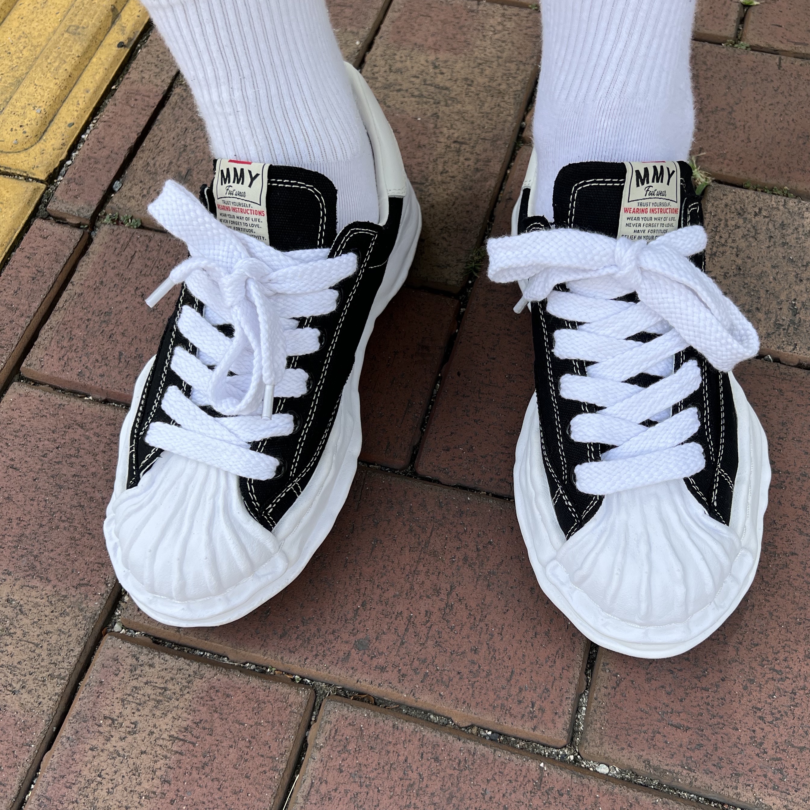 Maison Mihara Yasuhiro Blakey OG Sole Canvas Low-top Sneakers Black White 착용 스타일 - 2