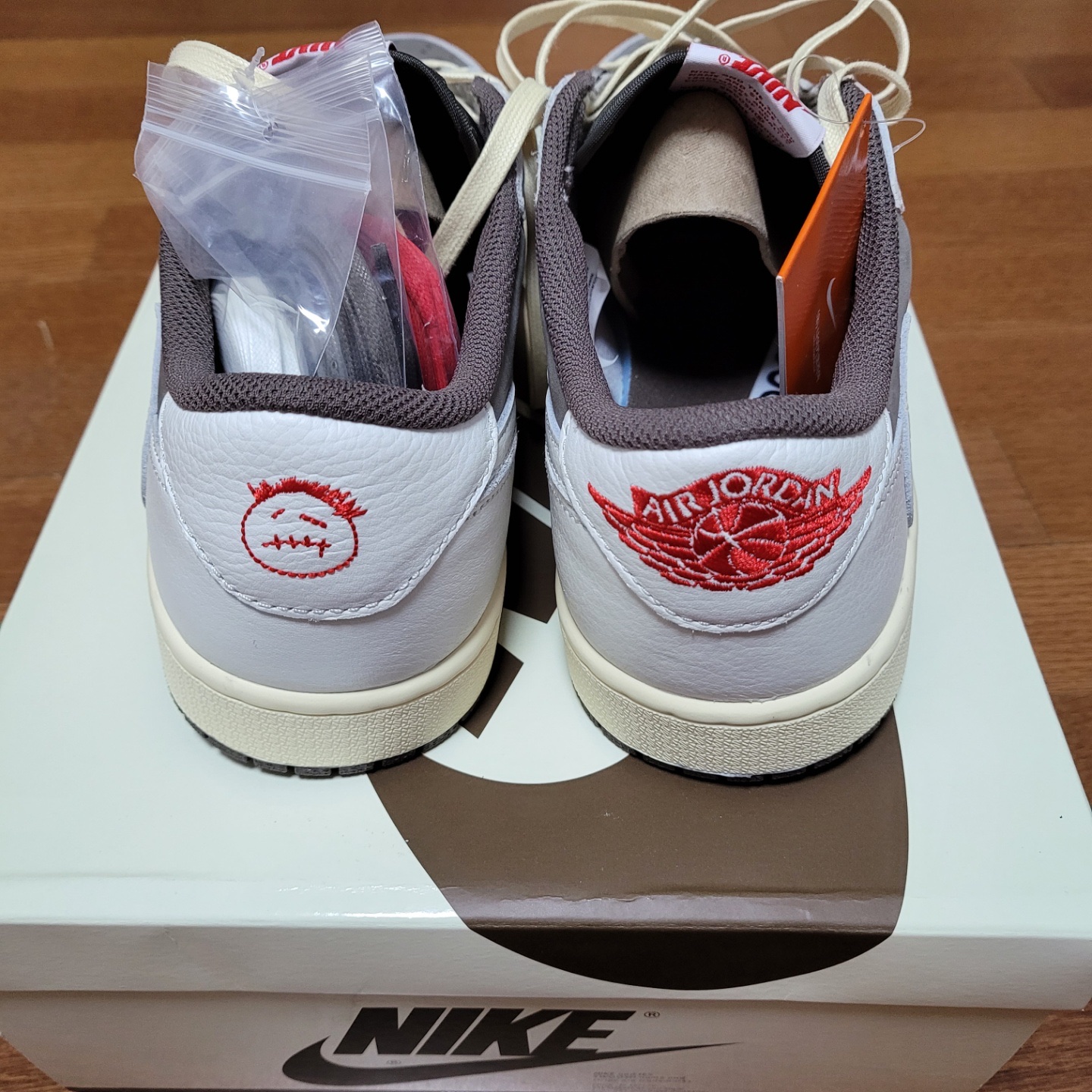 Jordan 1 x Travis Scott Retro Low OG SP Sail and Ridgerock 착용 스타일 - 3