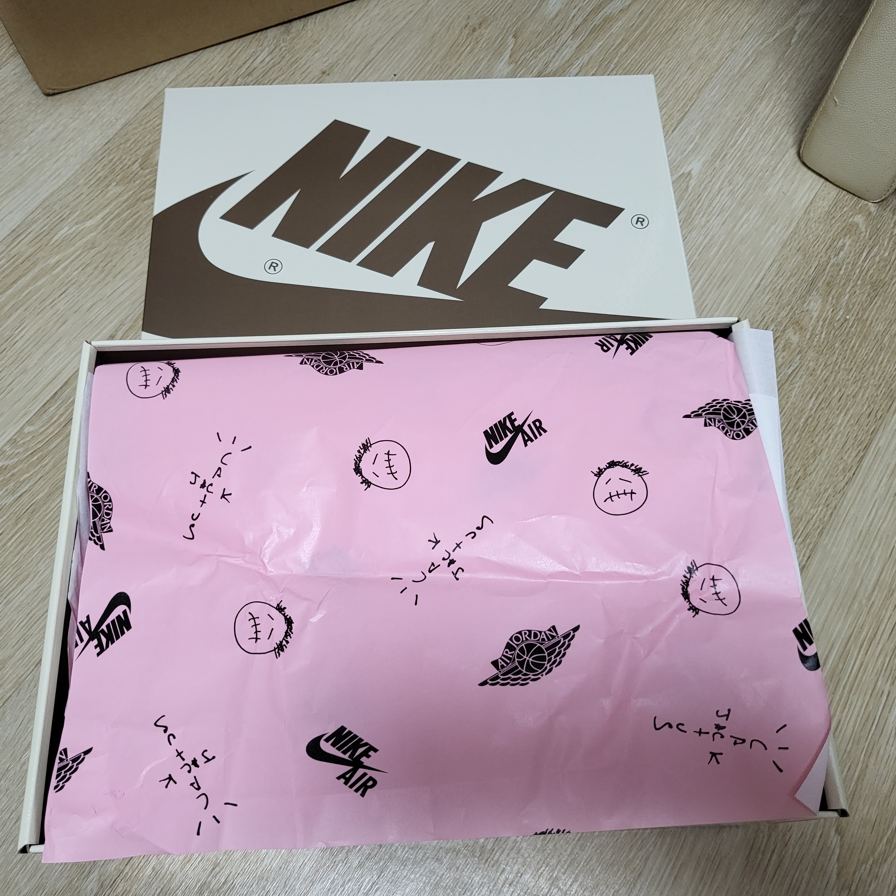 Jordan 1 x Travis Scott Retro Low OG SP Sail and Ridgerock 착용 스타일 - 4