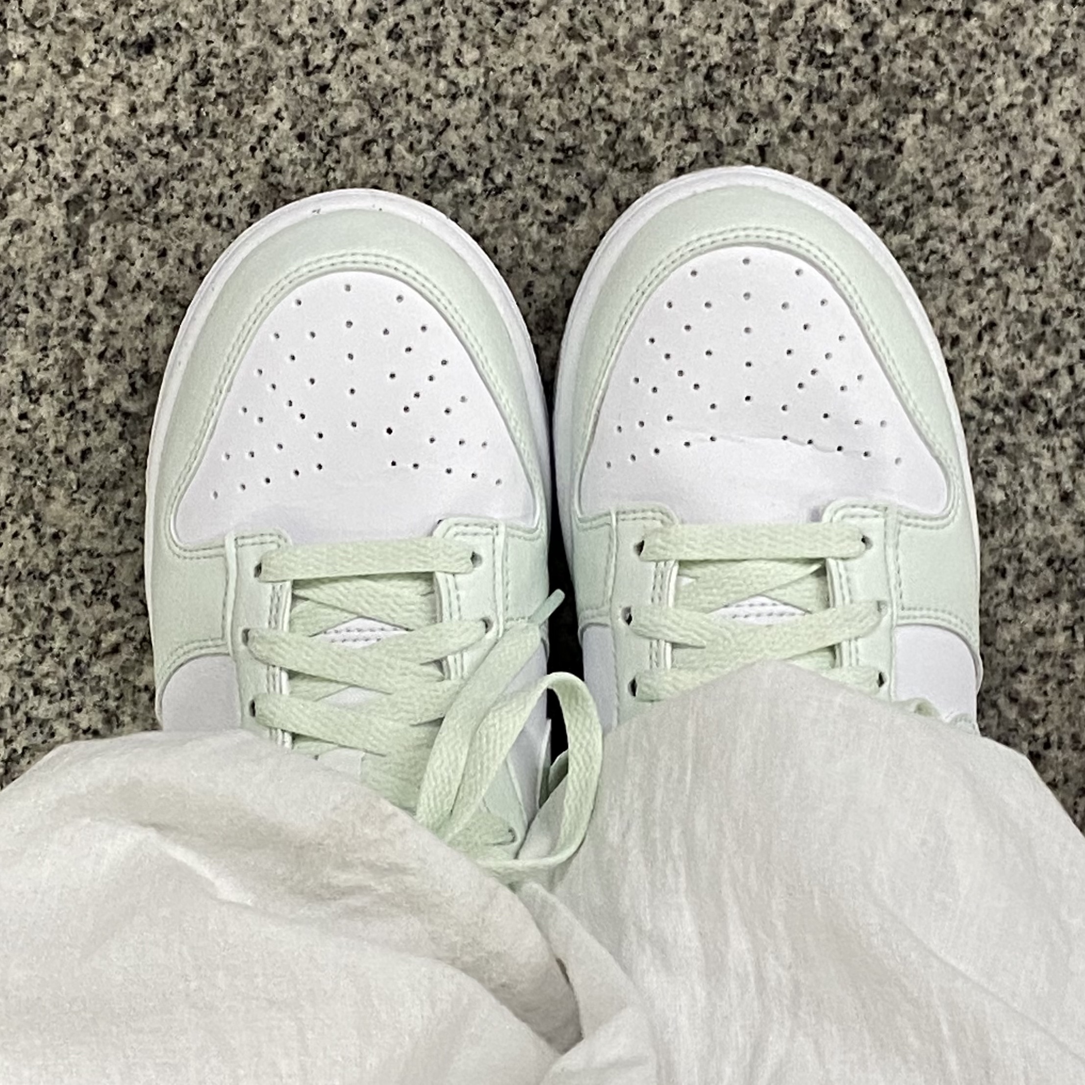 (W) Nike Dunk Low Next Nature Barely Green and White 착용 스타일 - 1