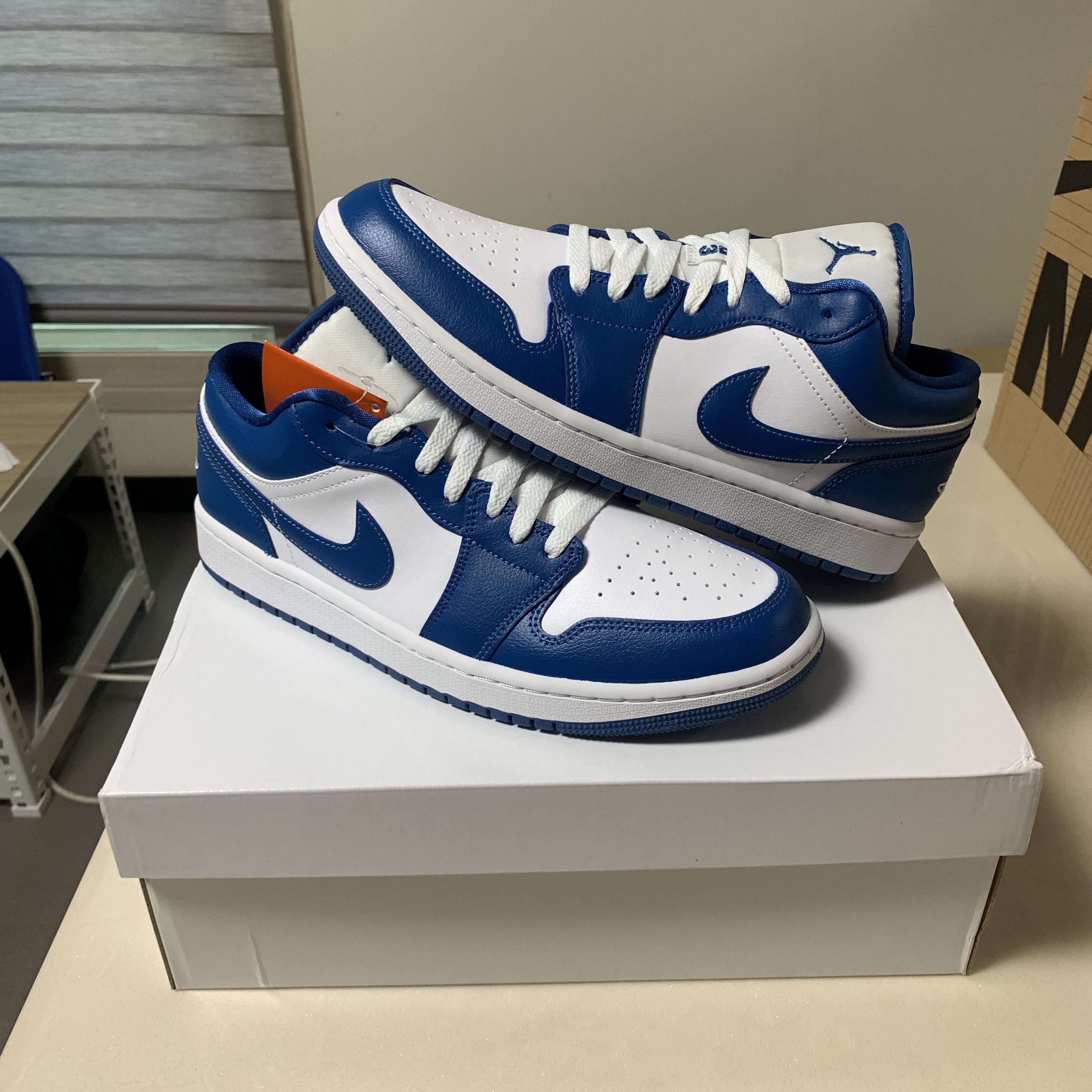 (W) Jordan 1 Low White Dark Marina Blue 착용 스타일 - 1