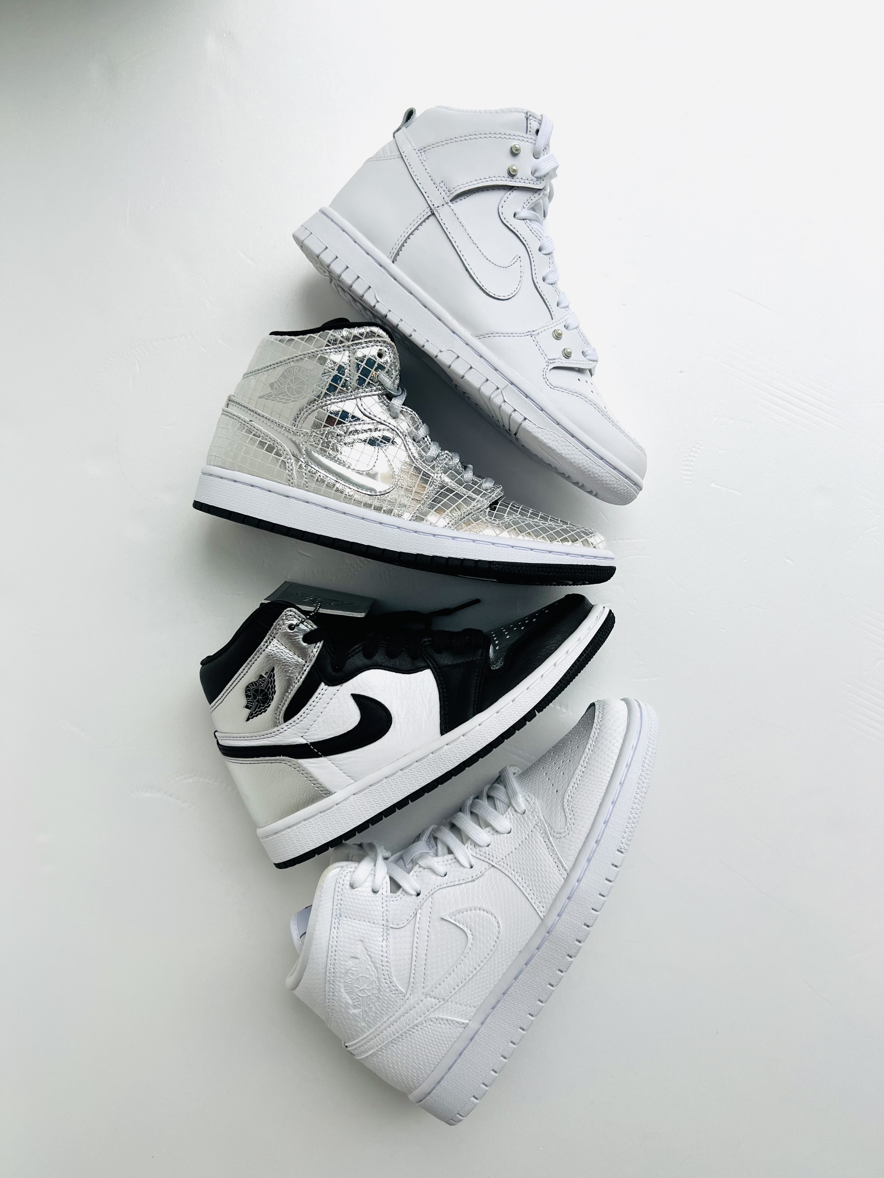 (W) Nike Dunk High SE White Pearl, (W) Jordan 1 Mid SE Disco Ball 착용 스타일
