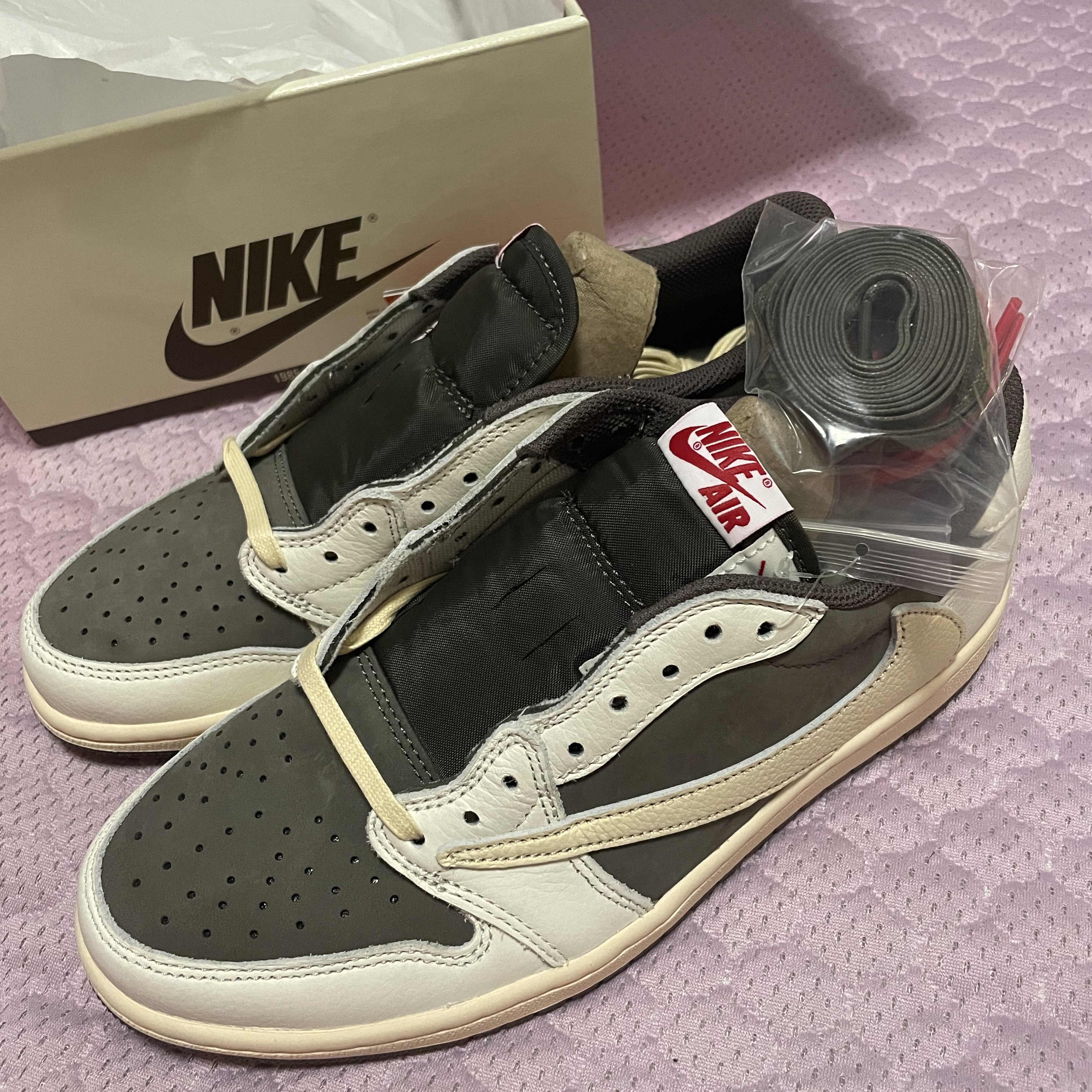 Jordan 1 x Travis Scott Retro Low OG SP Sail and Ridgerock 착용 스타일