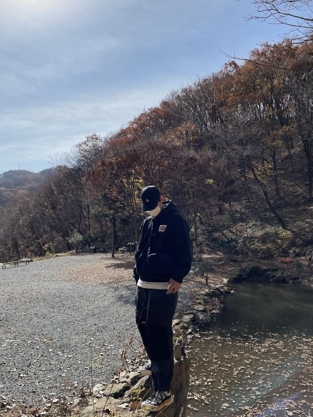 Nike ACG Graphic Pullover Hoodie Black - Asia, Nike ACG Smith Summit Cargo Pants Dark Smoke Grey - Asia 착용 스타일 - 2
