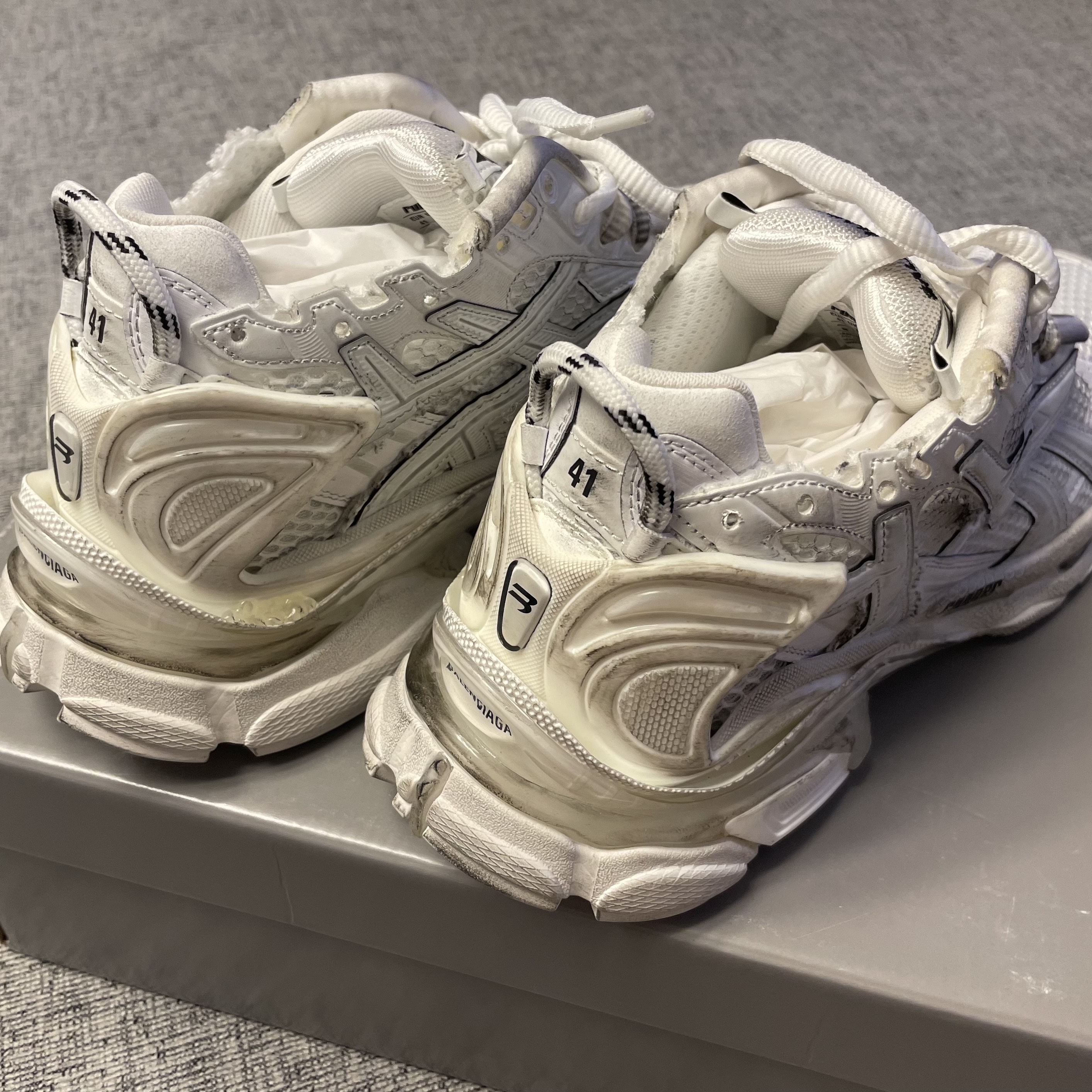 Balenciaga Runner Sneakers White 착용 스타일 - 3