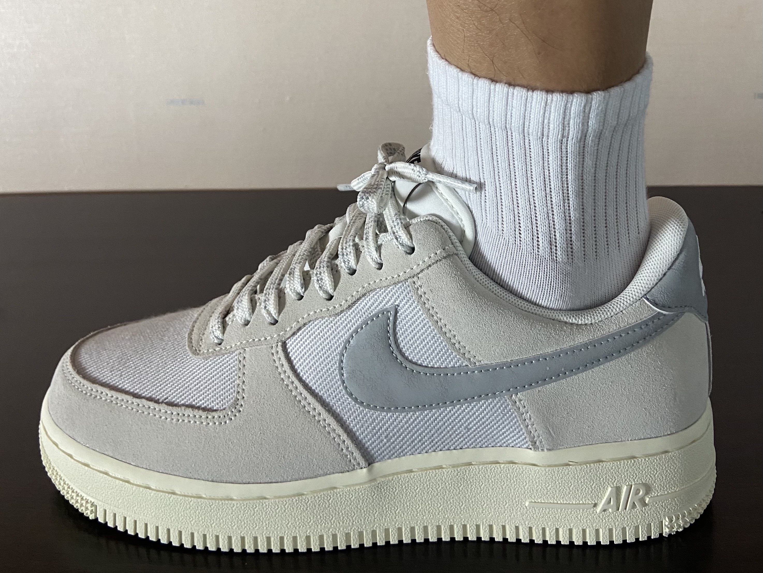 Nike Air Force 1 '07 LV8 Photon Dust and Sail 착용 스타일