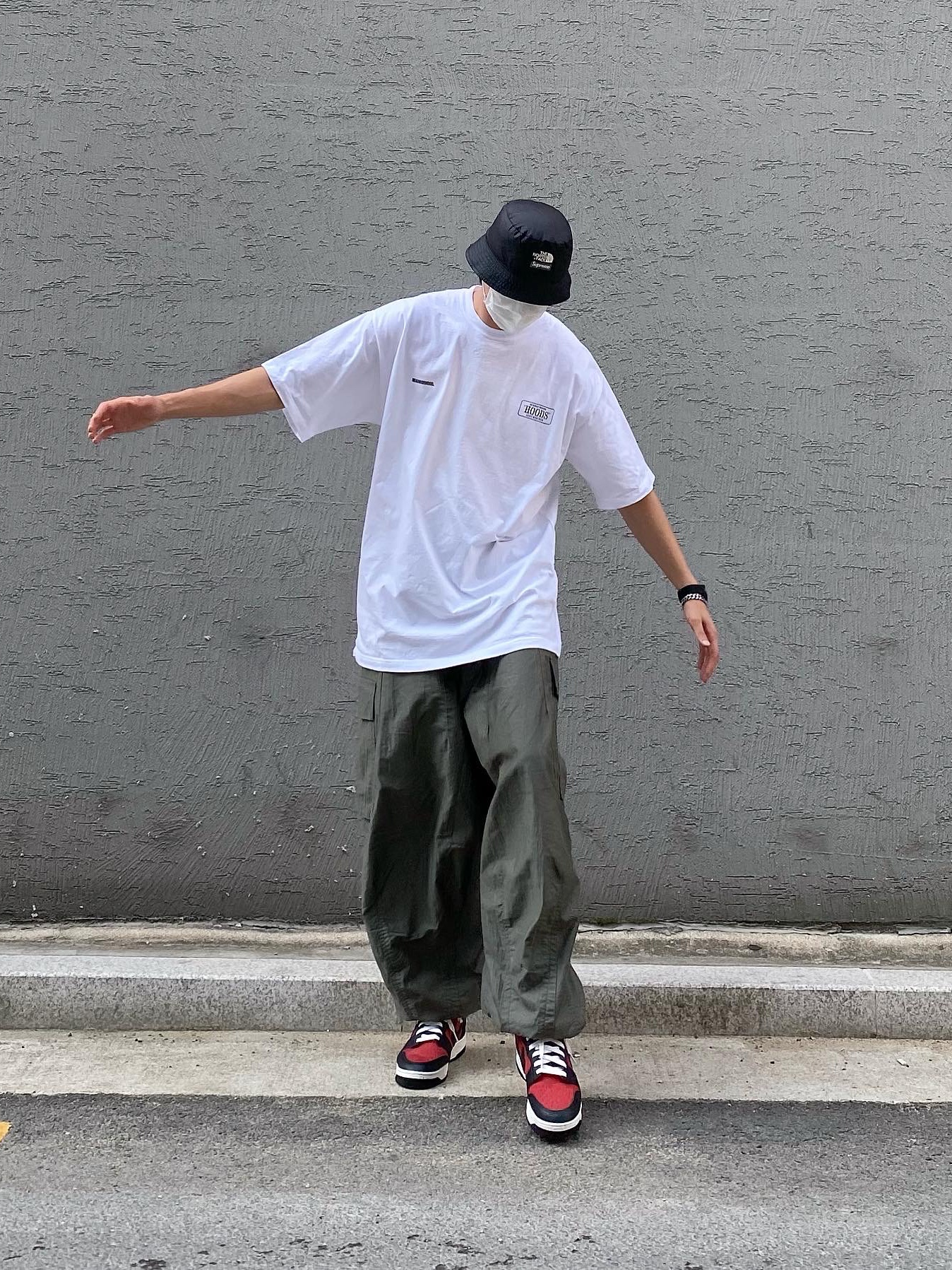 Nike x Undercover Dunk High 1985 Gym Red, Supreme x The North Face Snakeskin Packable Reversible Crusher Black - 18SS 착용 스타일 - 1
