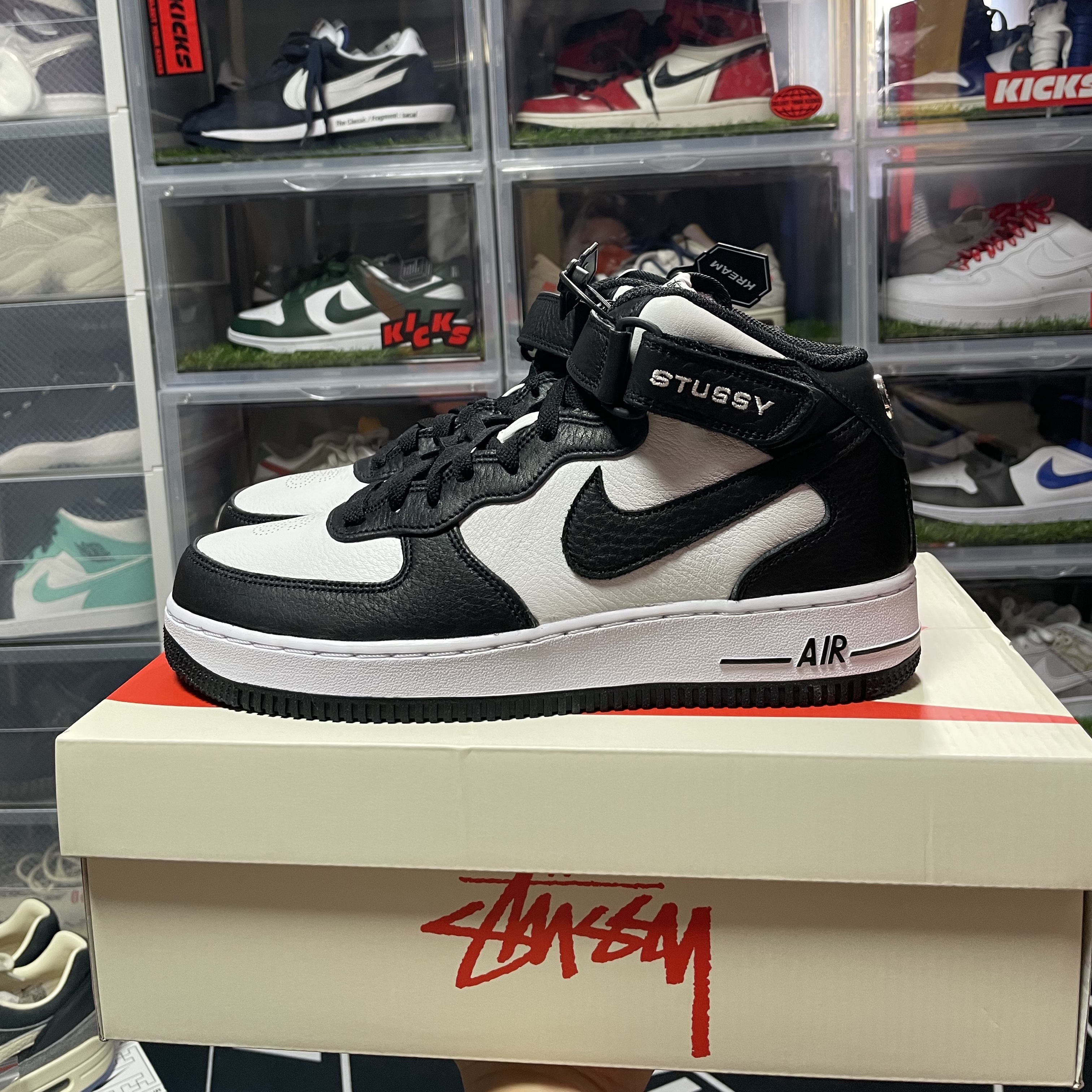 Nike x Stussy Air Force 1 '07 Mid SP Black and Light Bone 착용 스타일