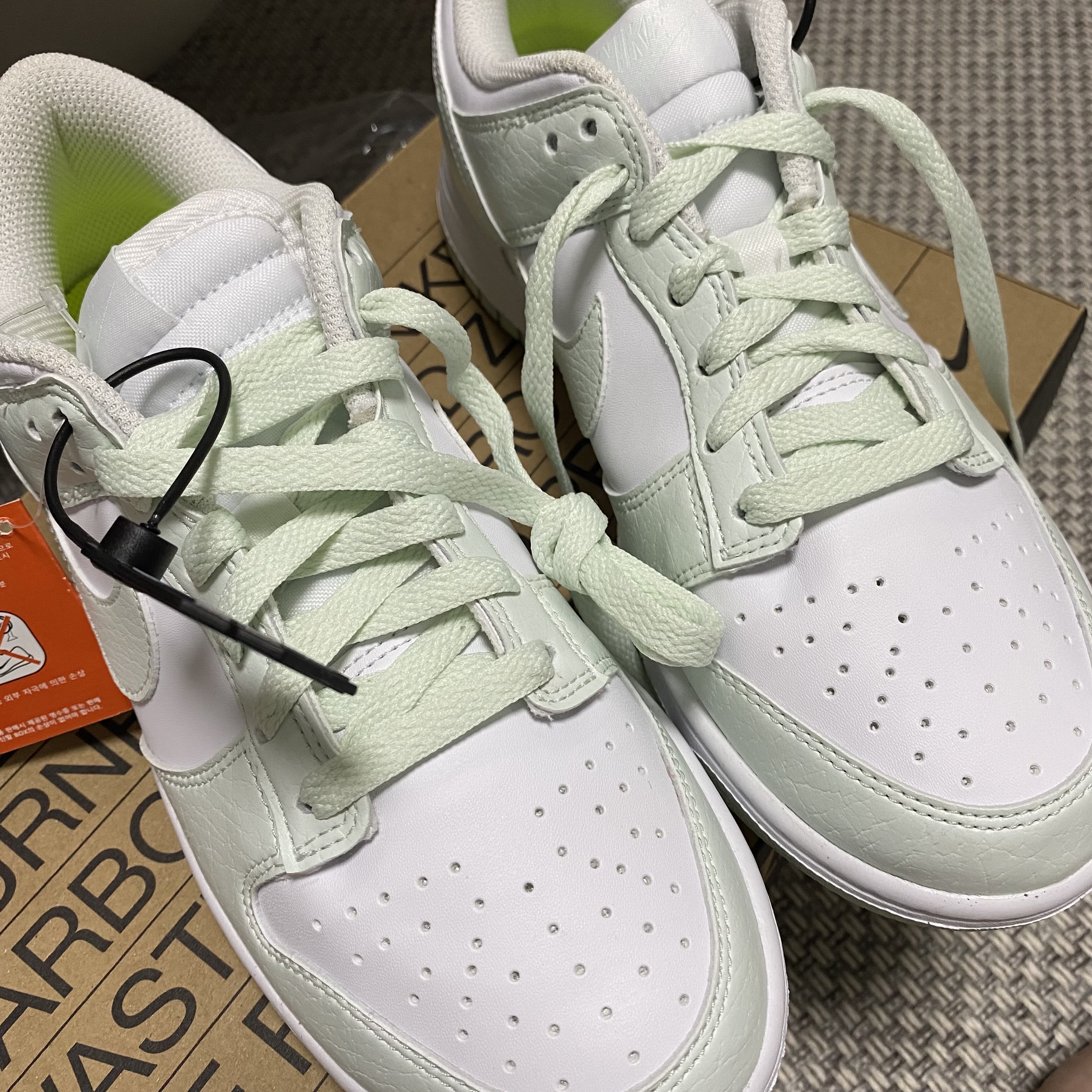 (W) Nike Dunk Low Next Nature Barely Green and White 착용 스타일 - 2