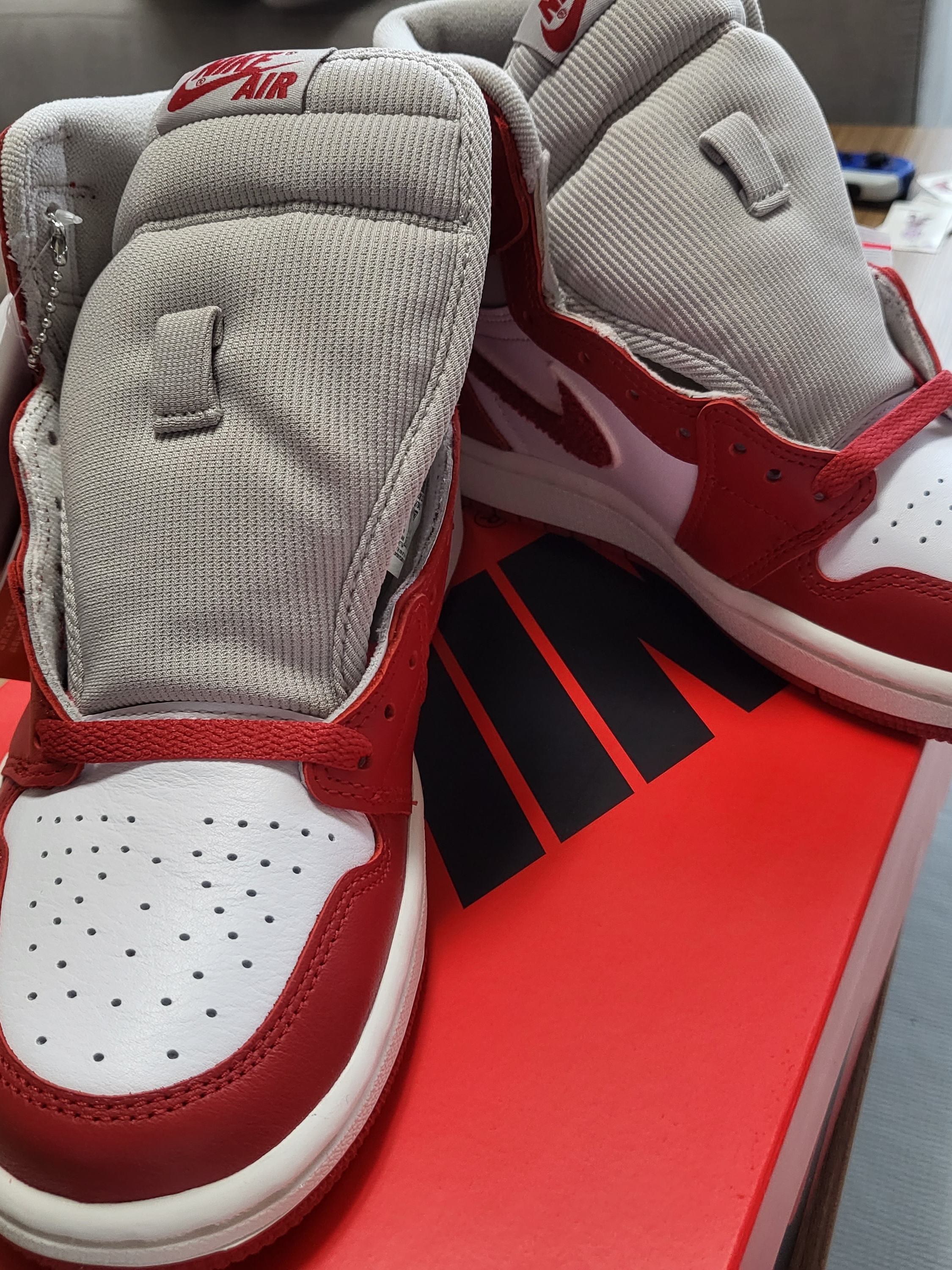 (W) Jordan 1 Retro High OG Varsity Red 착용 스타일