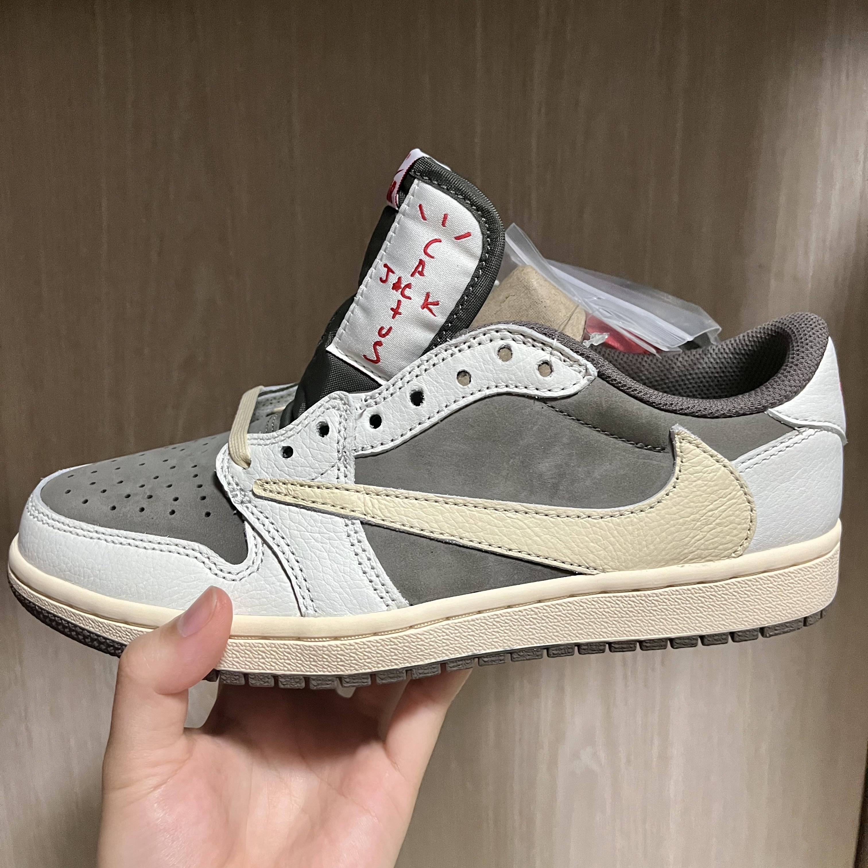 Jordan 1 x Travis Scott Retro Low OG SP Sail and Ridgerock 착용 스타일 - 2