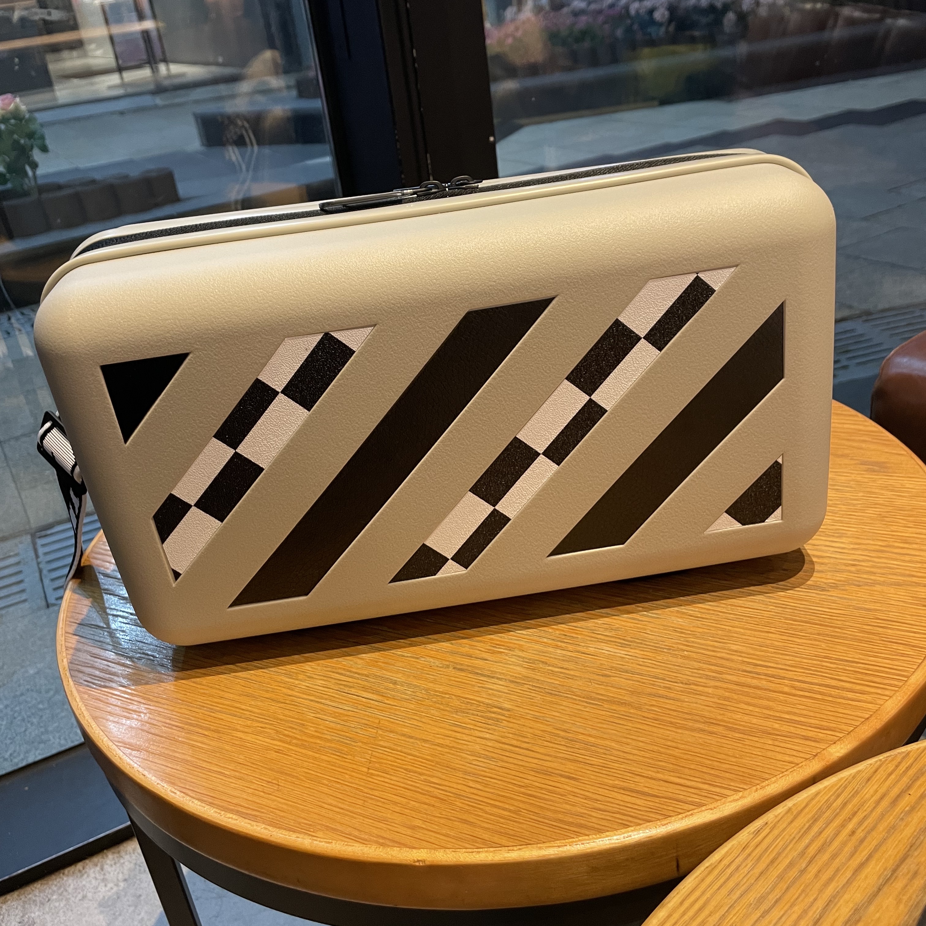 Off-White x Amore Pacific Protection Box (Without Cosmetics) 착용 스타일 - 1