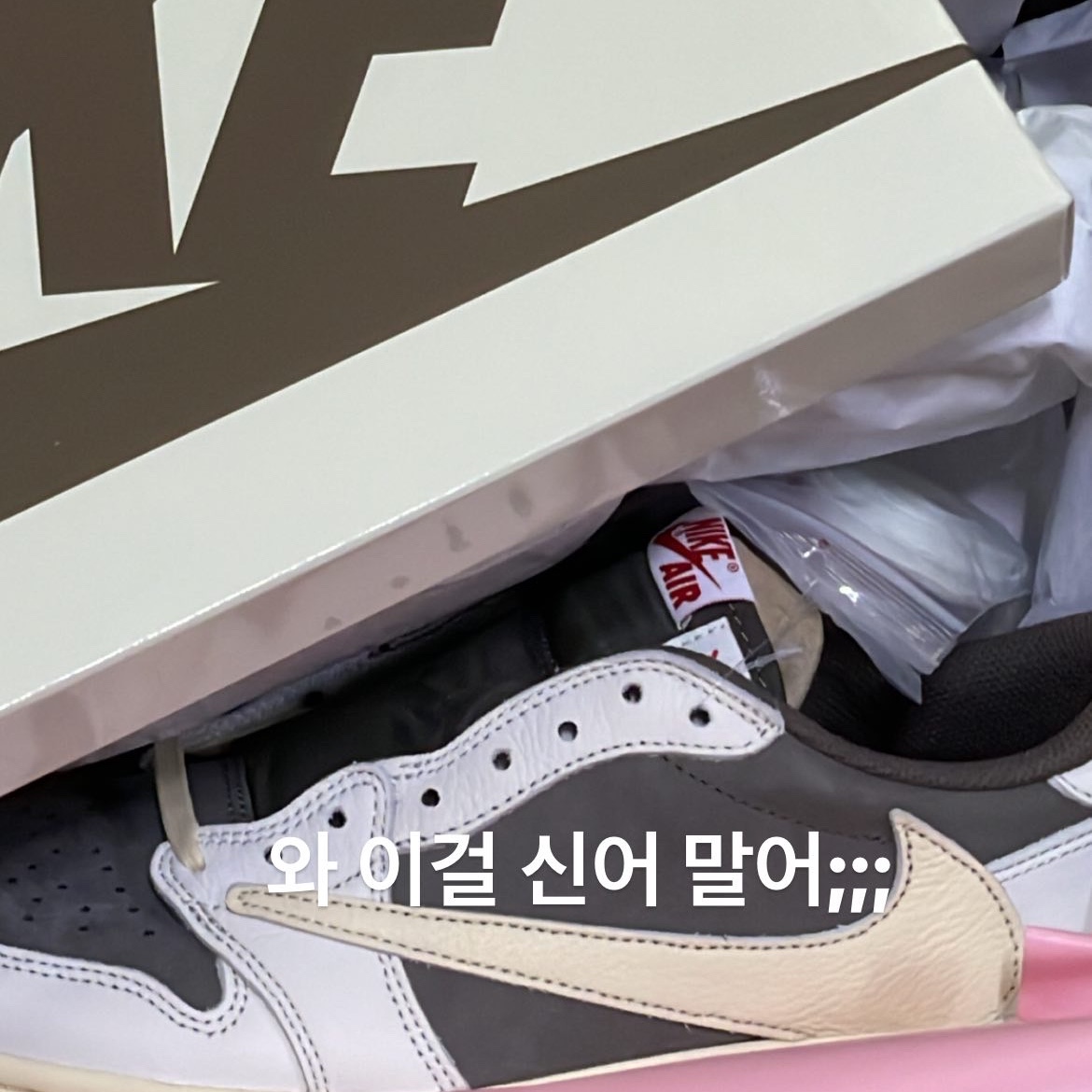 Jordan 1 x Travis Scott Retro Low OG SP Sail and Ridgerock 착용 스타일